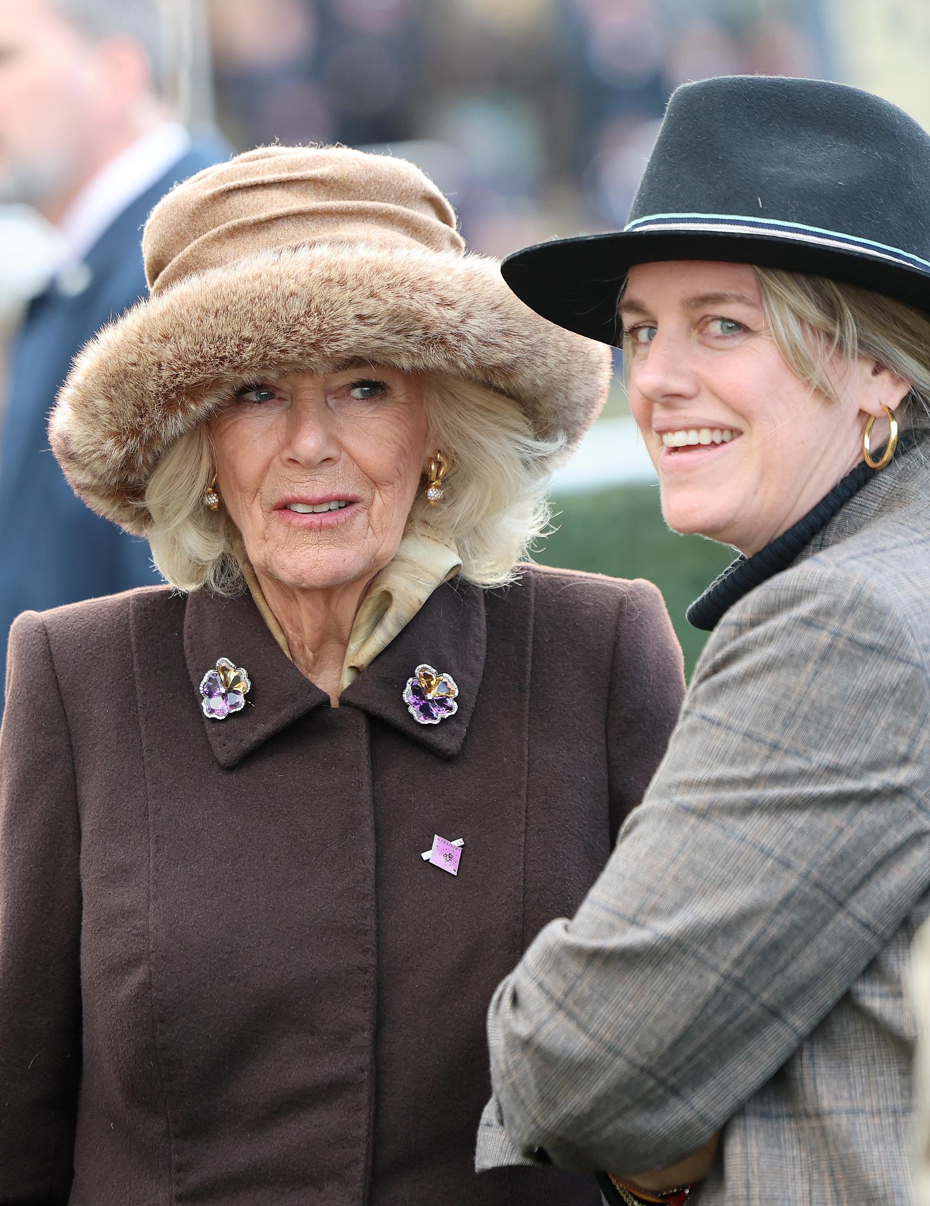 La reine Camilla et sa fille Laura Lopes assistent à la deuxième journée du du "Style Wednesday" du Cheltenham Festival à l'hippodrome de Cheltenham, le 12 mars 2025, à Londres, en Angleterre. | Source : Getty Images