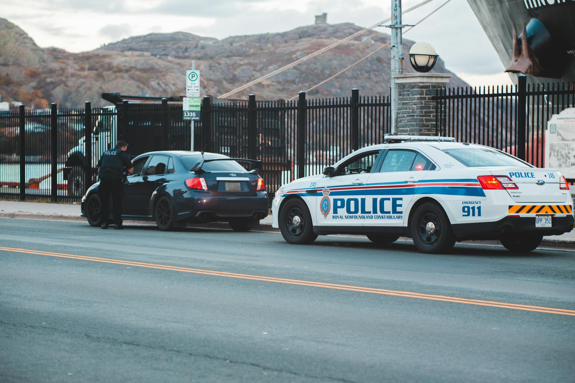 Un agent de police s'adressant à un automobiliste | Source : Pexels