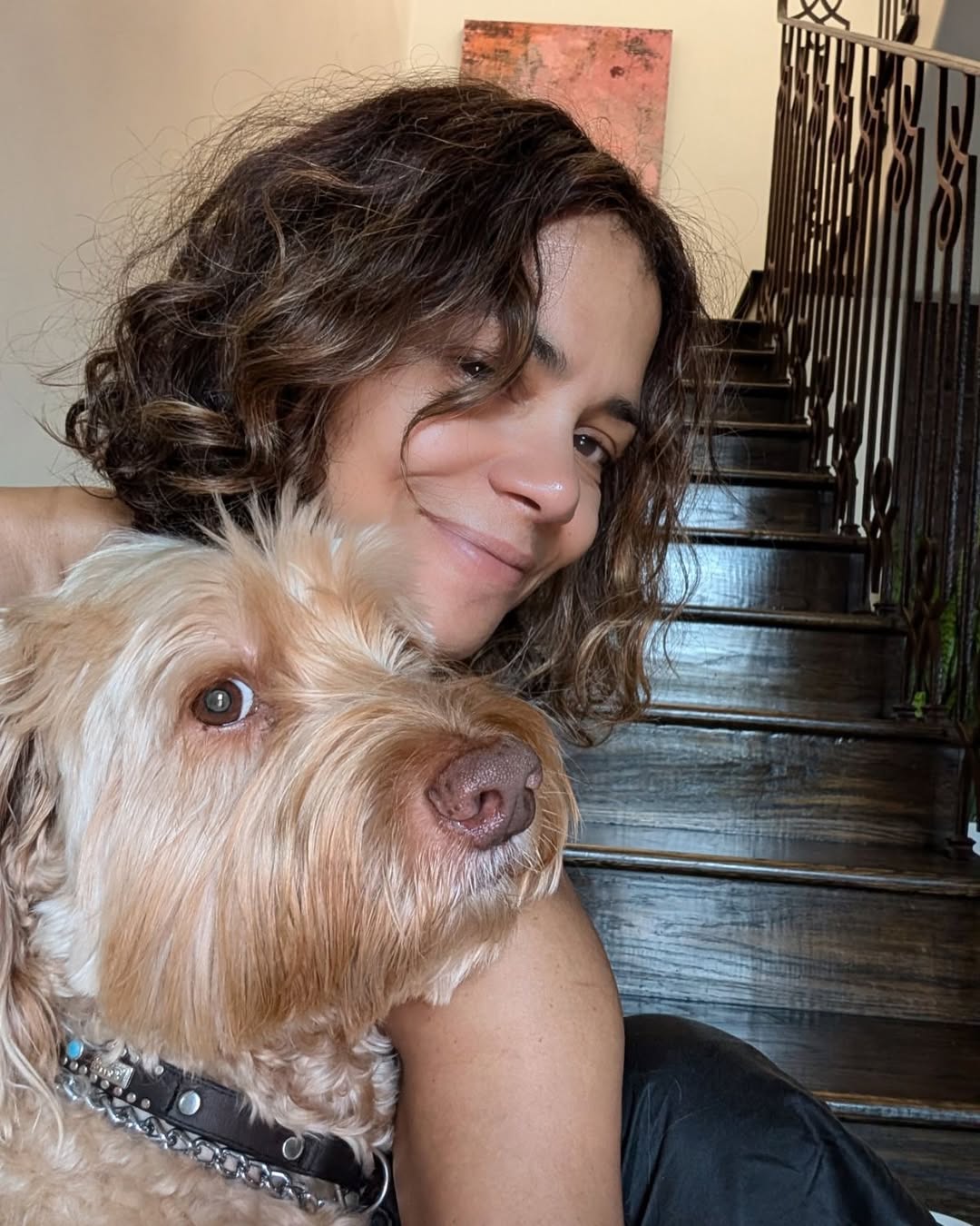 Halle Berry posant avec son chien, photo publiée le 1er septembre 2024. | Source : Instagram/halleberry