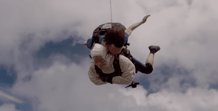 Irene O'Shea sautant en parachute. | photo : SA Skydiving/YouTube