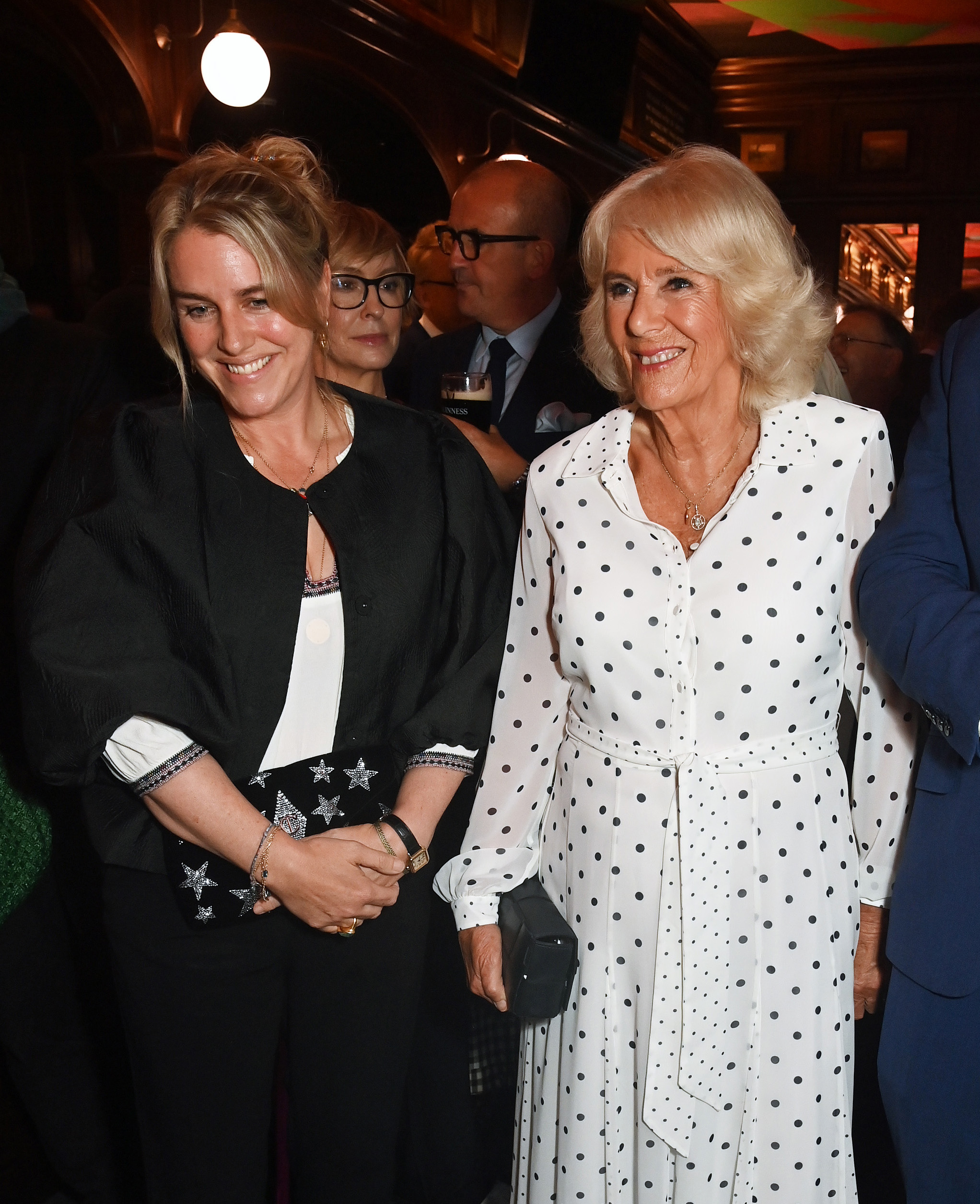 Laura Lopes et la reine Camilla assistent au lancement de "Cooking &amp; The Crown", un livre de Tom Parker Bowles, le 5 septembre 2024 | Source : Getty Images