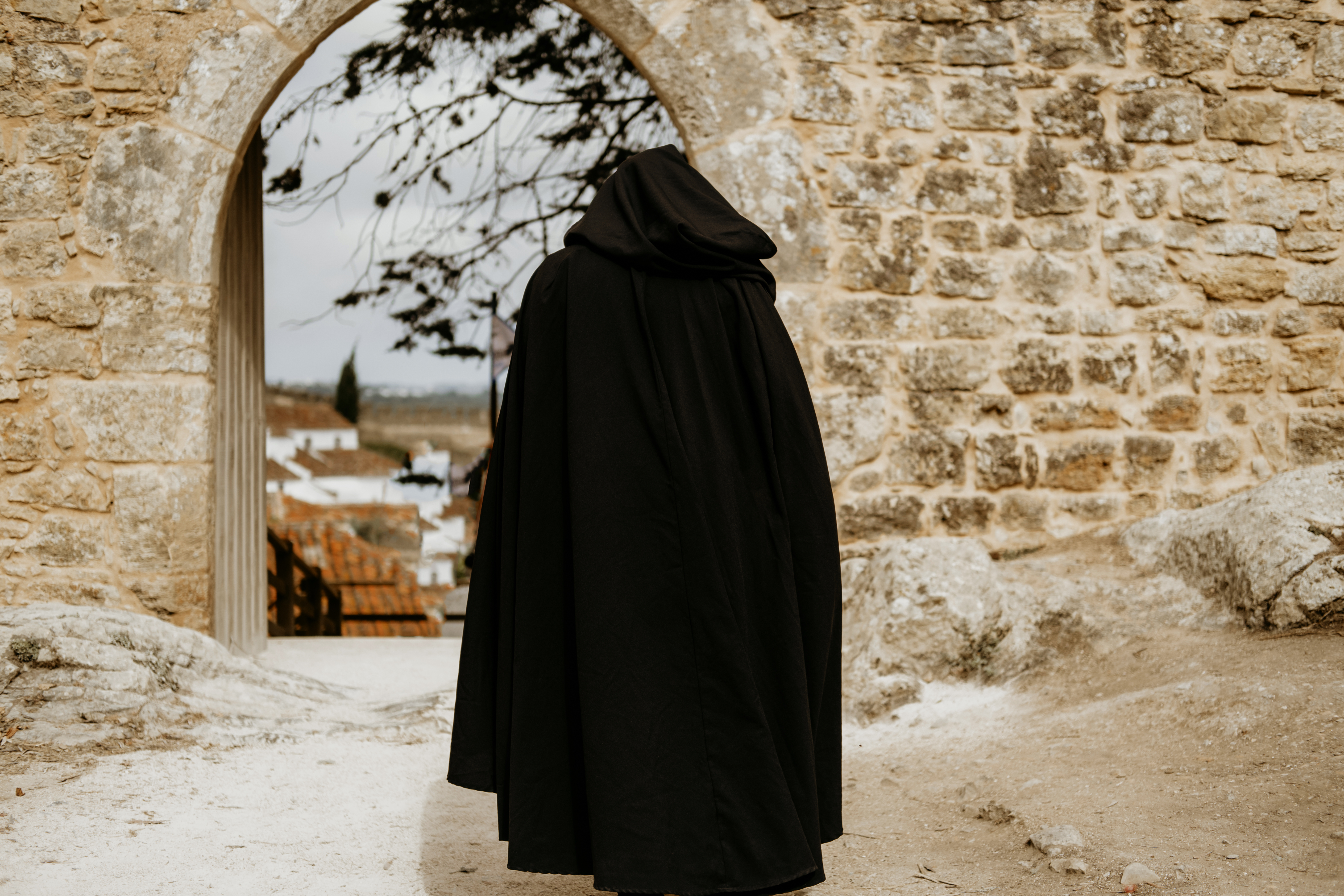 Homem vestindo manto longo andando na rua | Fonte: Shutterstock.com