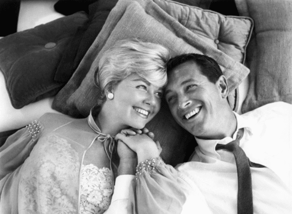 Acteurs américains Doris Day (1922 - 2019) et Rock Hudson (1925 - 1985) dans une scène de la comédie Universal-International 'Pillow Talk', 1959. Dans le monde d'utilisation | Source : Getty Images