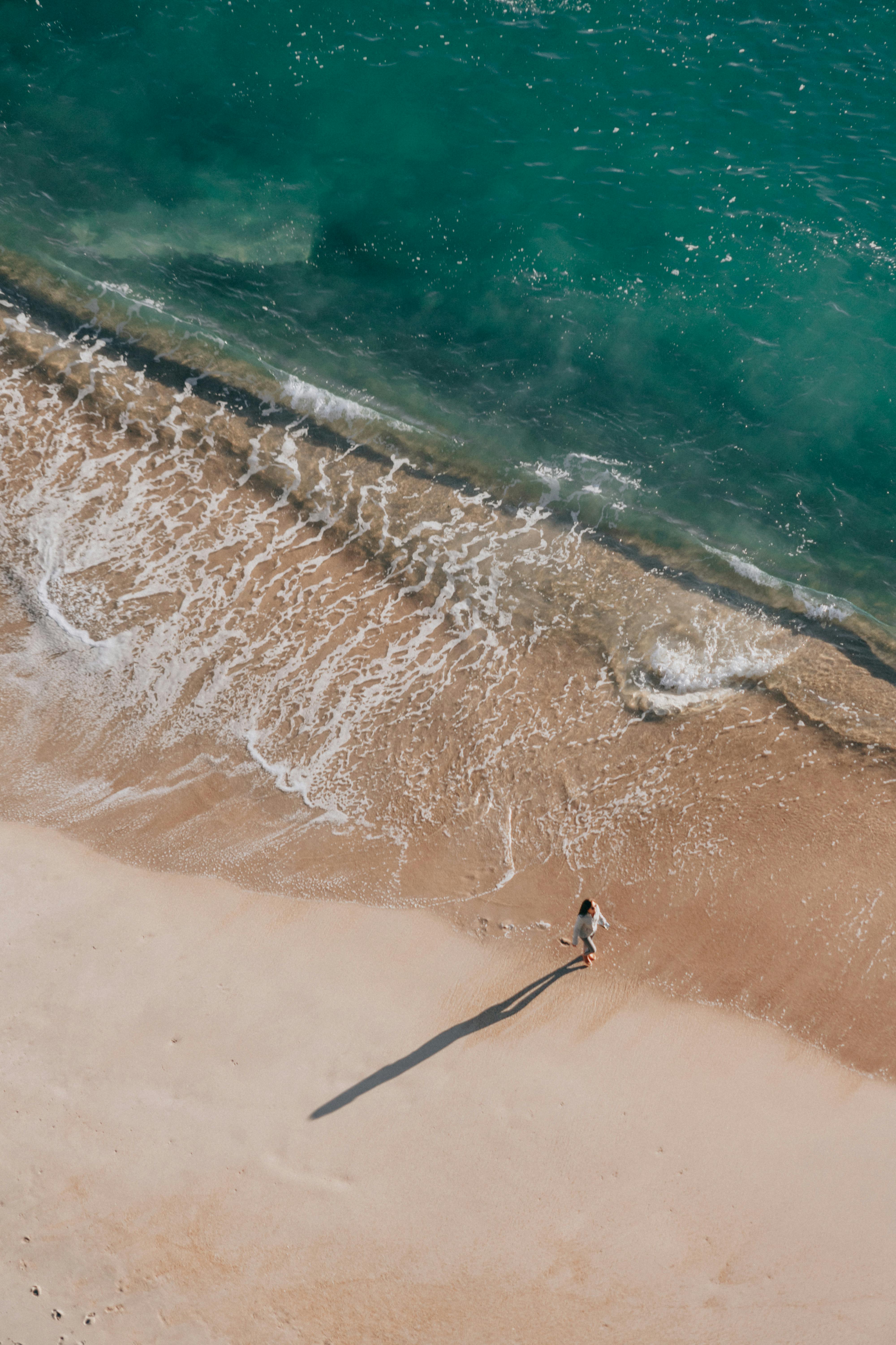 Une femme marchant sur une plage | Source : Pexels