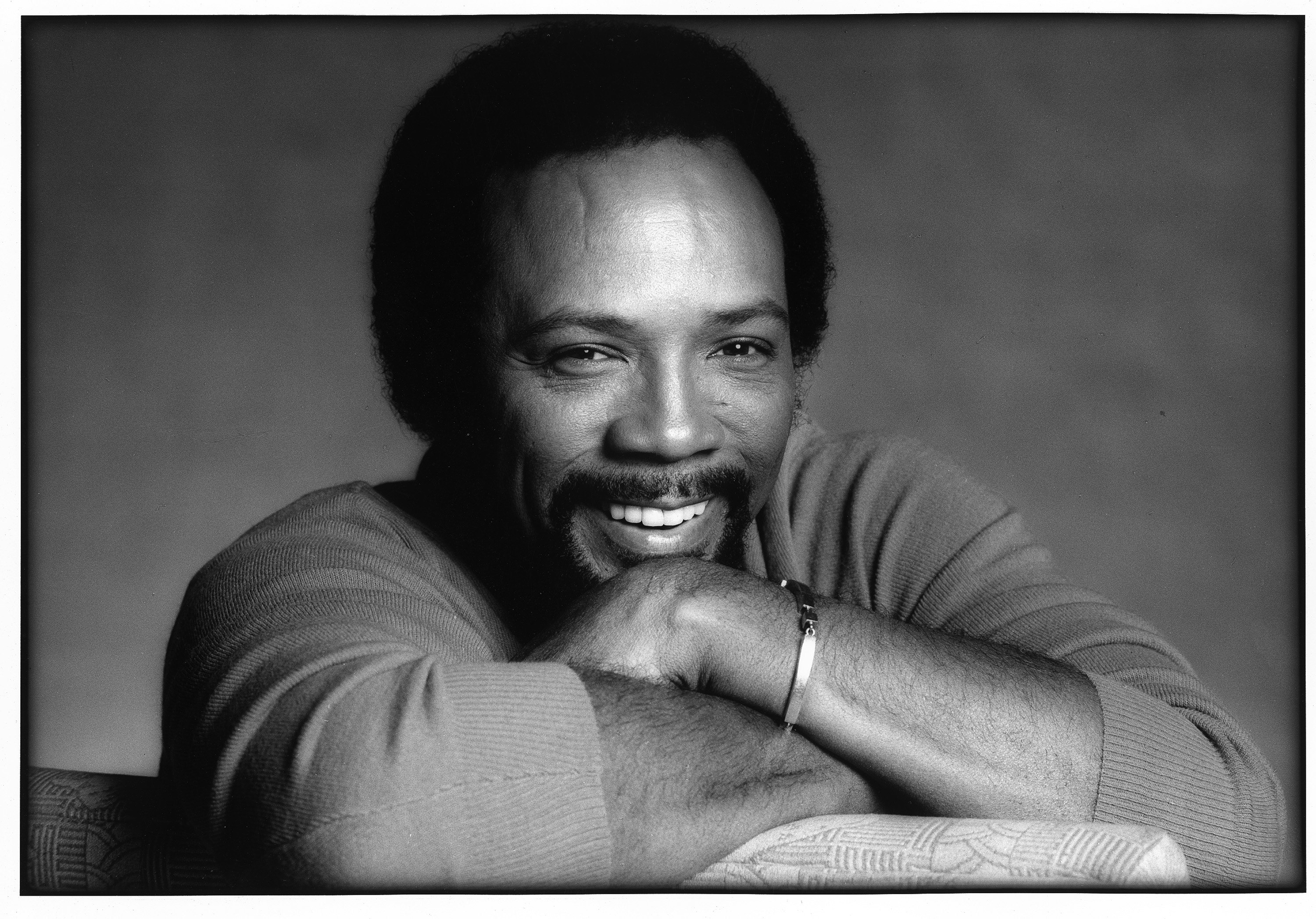 Quincy Jones pose pour un portrait en 1981, à Los Angeles, en Californie. | Source : Getty Images