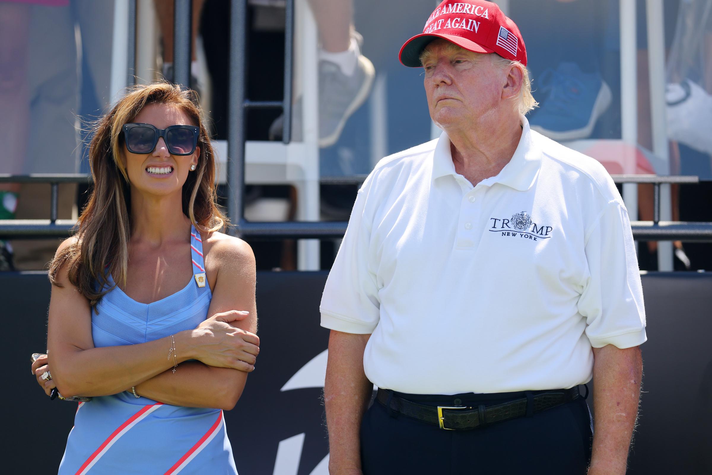 Plus tard, le même jour, Donald Trump est vu au premier tee de départ, aux côtés de l'avocate Alina Habba. La lumière du soleil rend la différence de couleur encore plus nette, montrant la peau rougie de son visage et ses bras pâles.