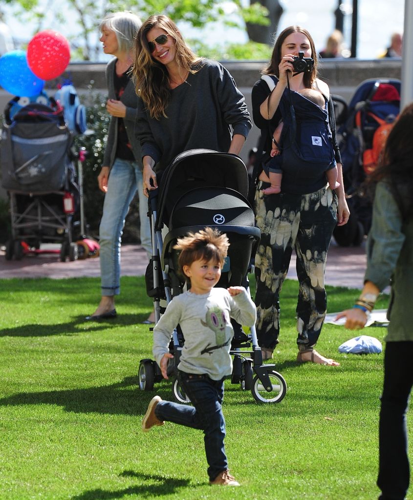 Gisele Bündchen et Benjamin Brady sont vus à Battery Park City le 4 mai 2013 à New York. (Photo par Alo Ceballos/FilmMagic)