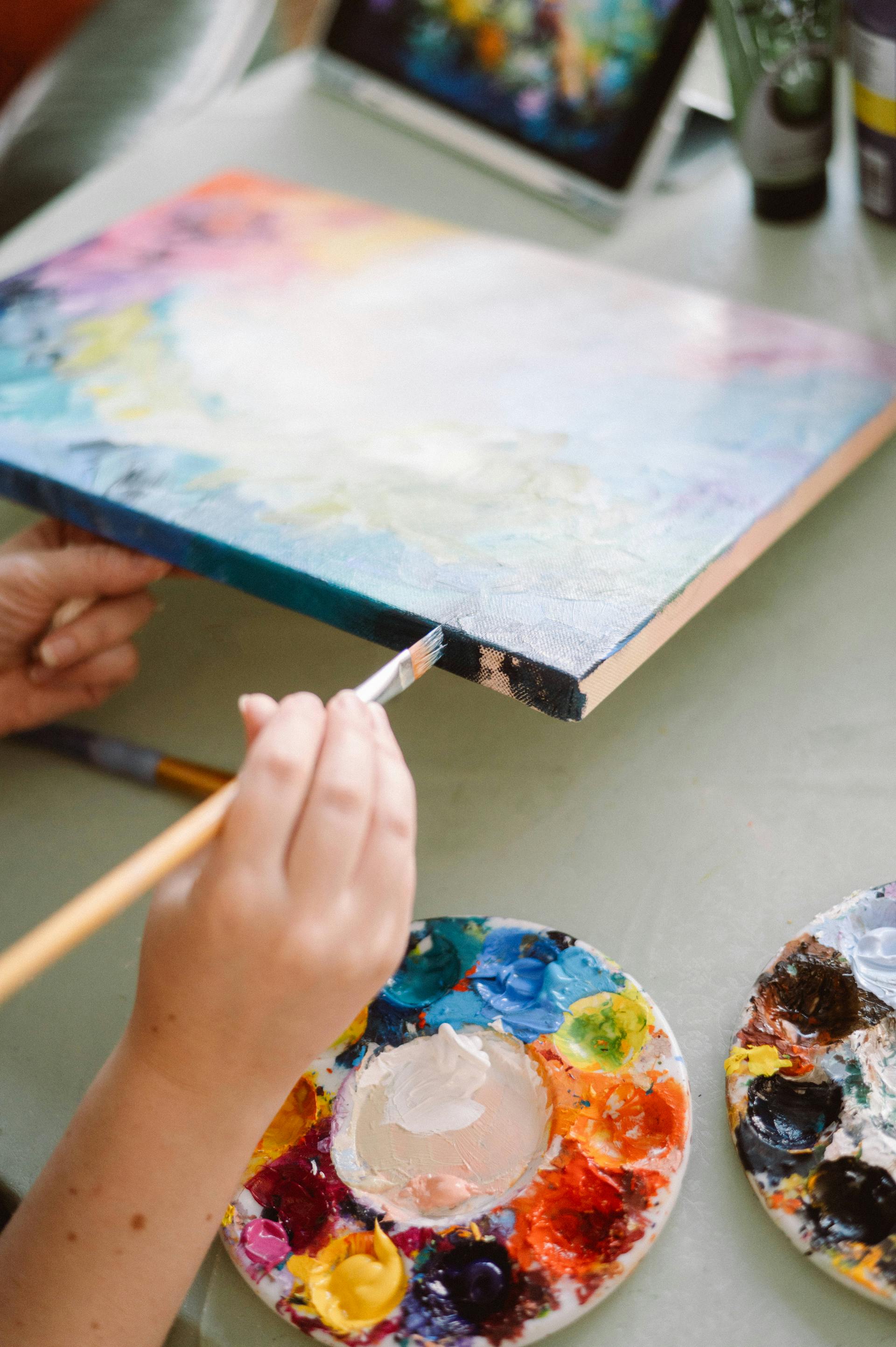 Un enfant tenant un pinceau | Source : Pexels