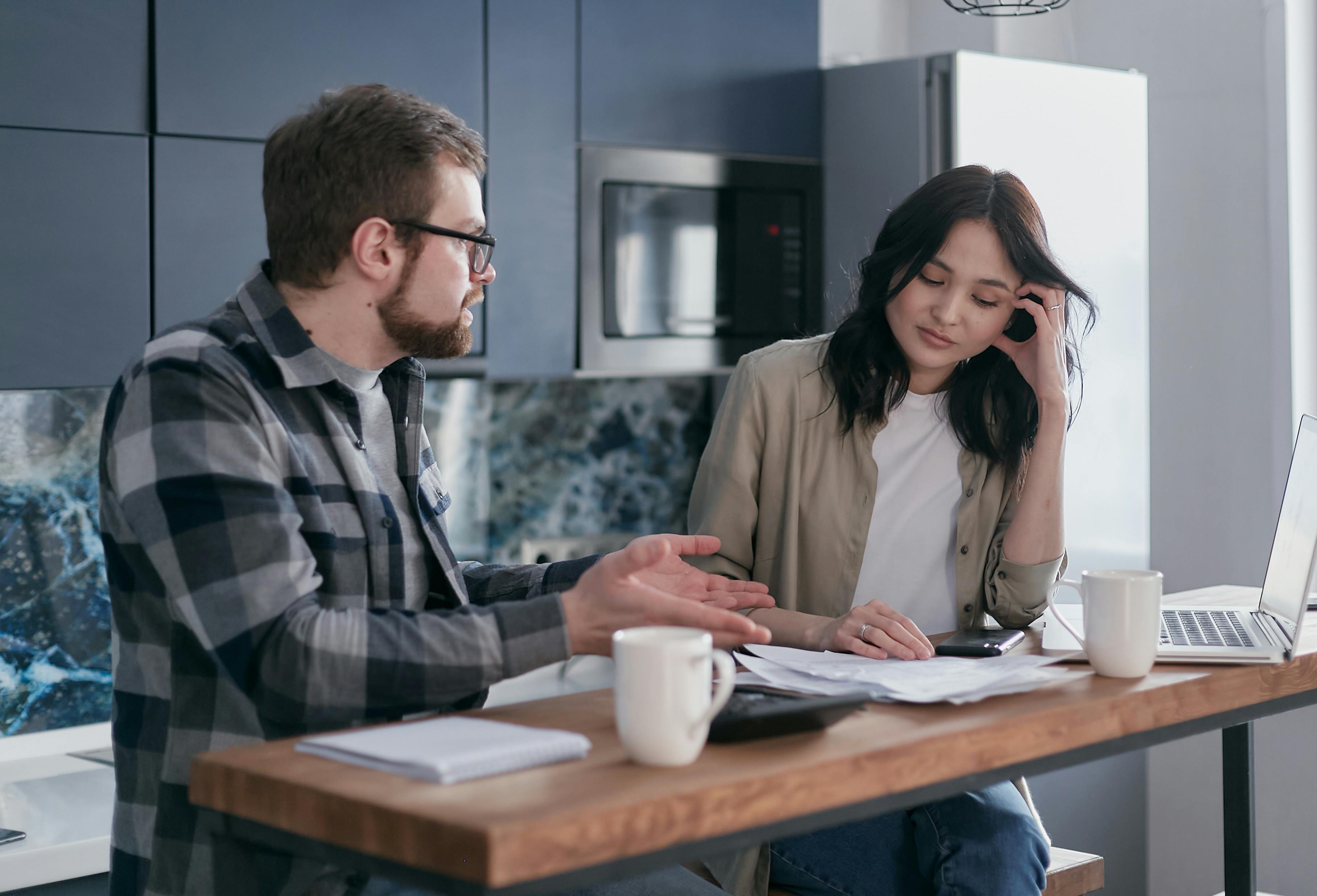 Un homme explique à une femme | Source : Pexels