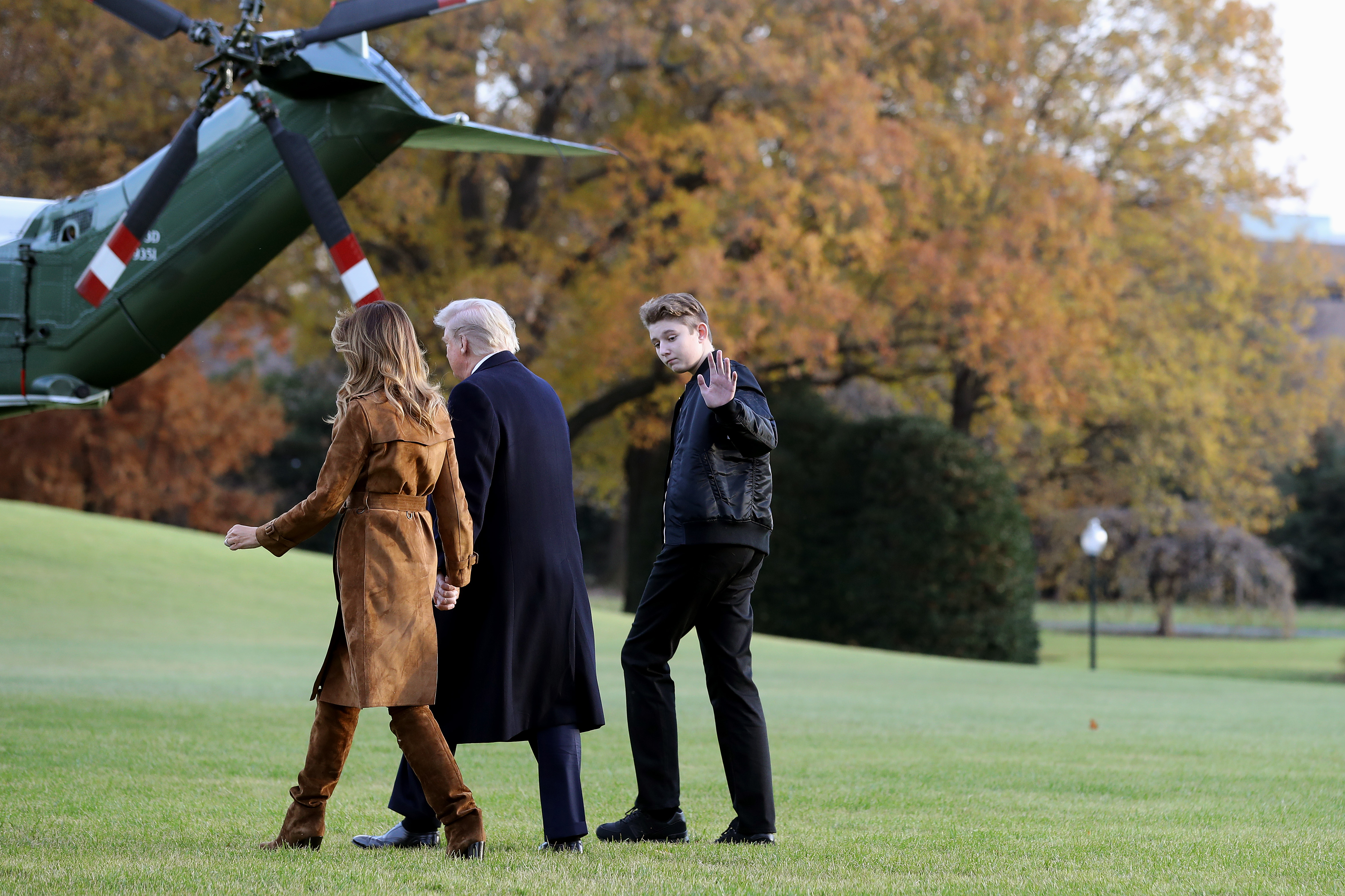 Le président américain Donald Trump, la première dame Melania Trump et Barron Trump traversent la pelouse sud avant de quitter la Maison-Blanche à bord de Marine One, le 26 novembre 2019, à Washington. | Source : Getty Images