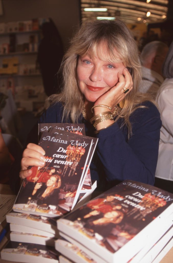 Marina Vlady, présentant son ouvrage "Du coeur au ventre", lors des 24 heures du livre au Mans, Octobre 1996, France. | Source : Getty Images