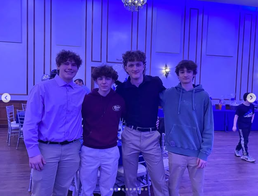 Connor Kasin (troisième à partir de la gauche) avec ses amis lors du 2e banquet annuel des Sharks, posté en mars 2024 | Source : Instagram.com/sharkselitehockeyclub