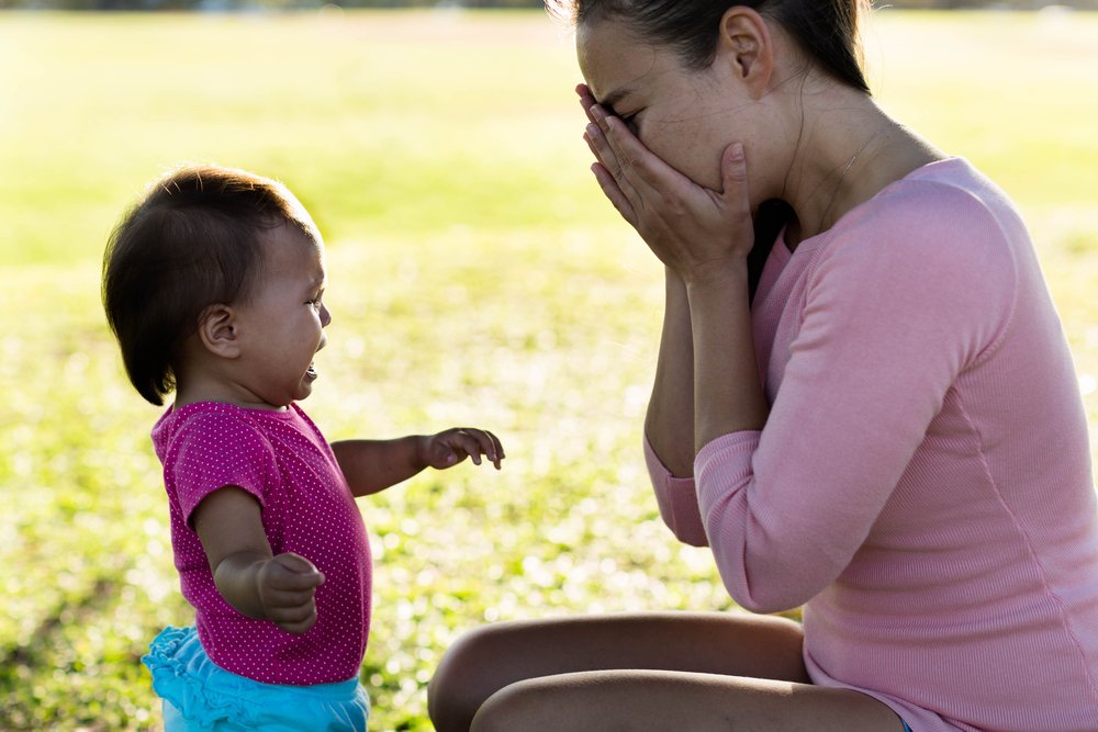 Une mère débordée avec son enfant qui pleure. | Shutterstock