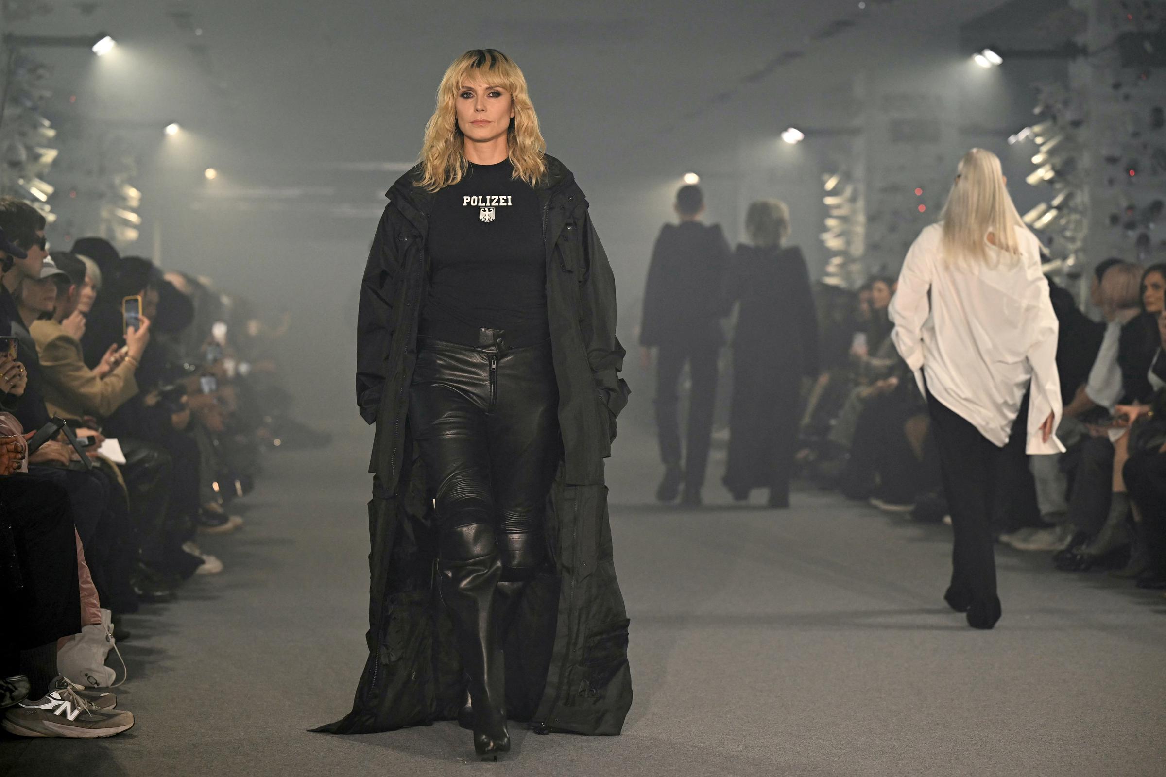 Heidi Klum au défilé Vetements' Women Ready-to-Wear Spring-Summer 2025 Collection lors de la semaine de la mode à Paris, en France, le 27 septembre 2024 | Source : Getty Images