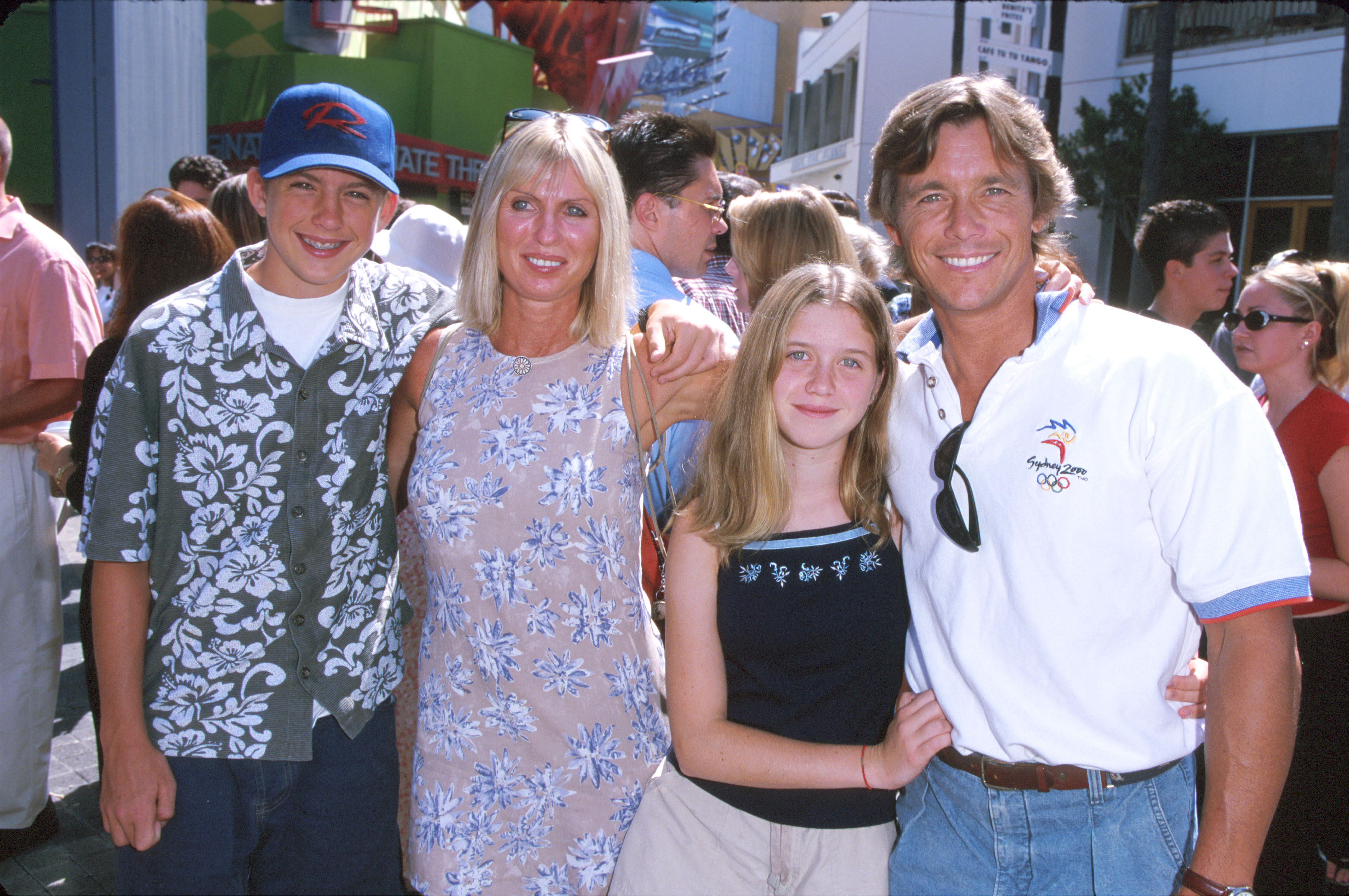 Chris Atkins avec sa famille lors de la première de "The Adventures of Rocky &amp; Bullwinkle" le 24 juin 2000 à Universal City, Californie. | Source : Getty Images