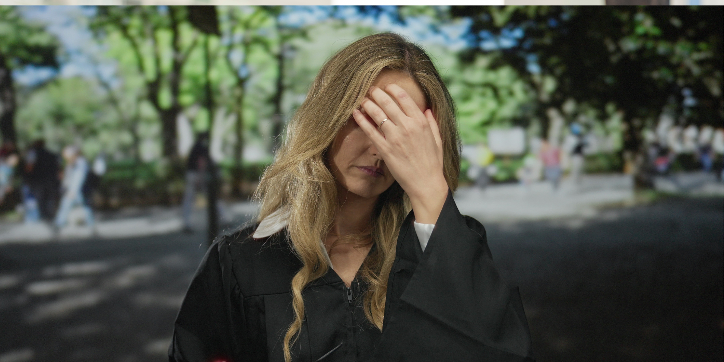 Une femme qui se tient la tête | Source : Shutterstock