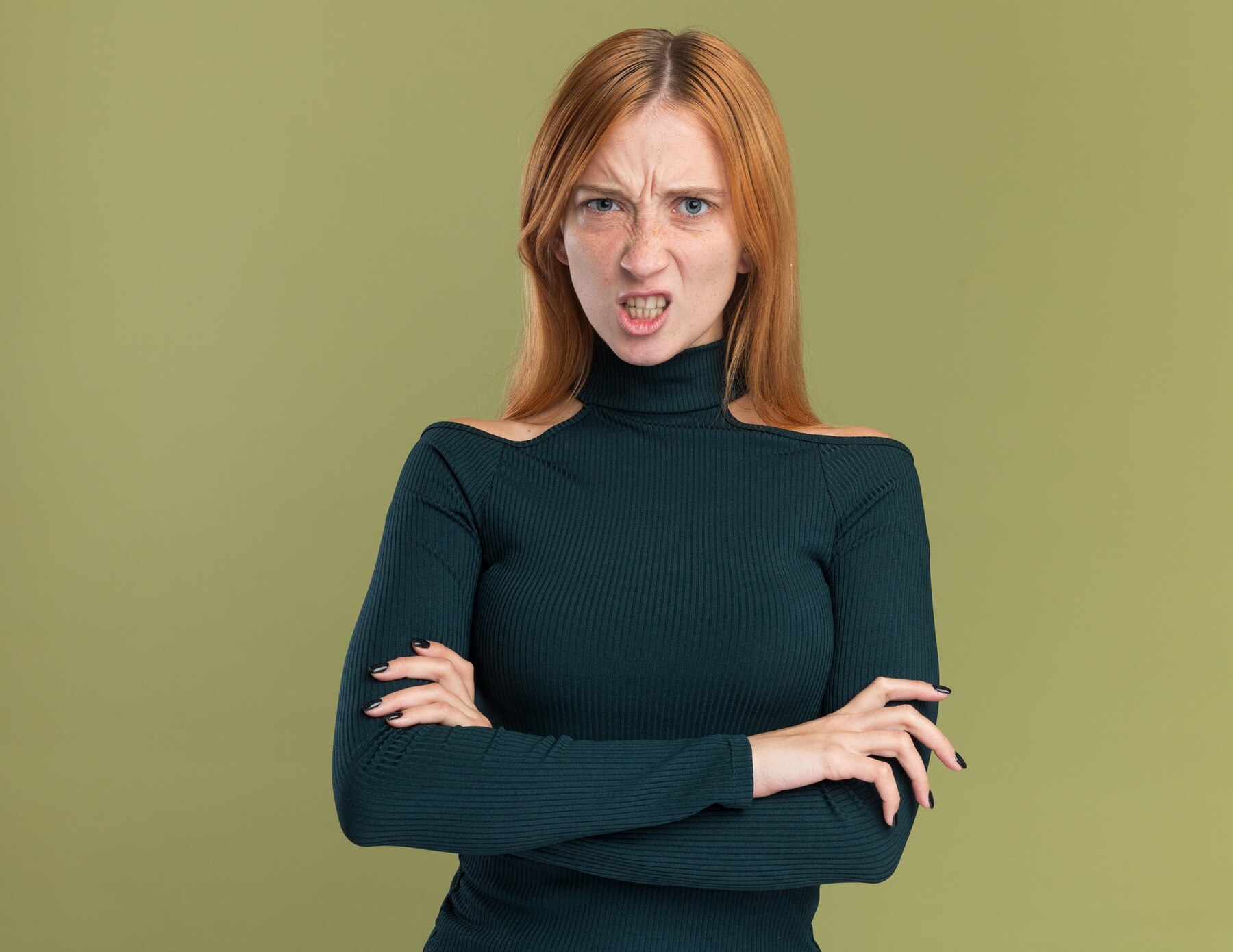 Une femme dégoûtée avec un pull vert | Source : Freepik