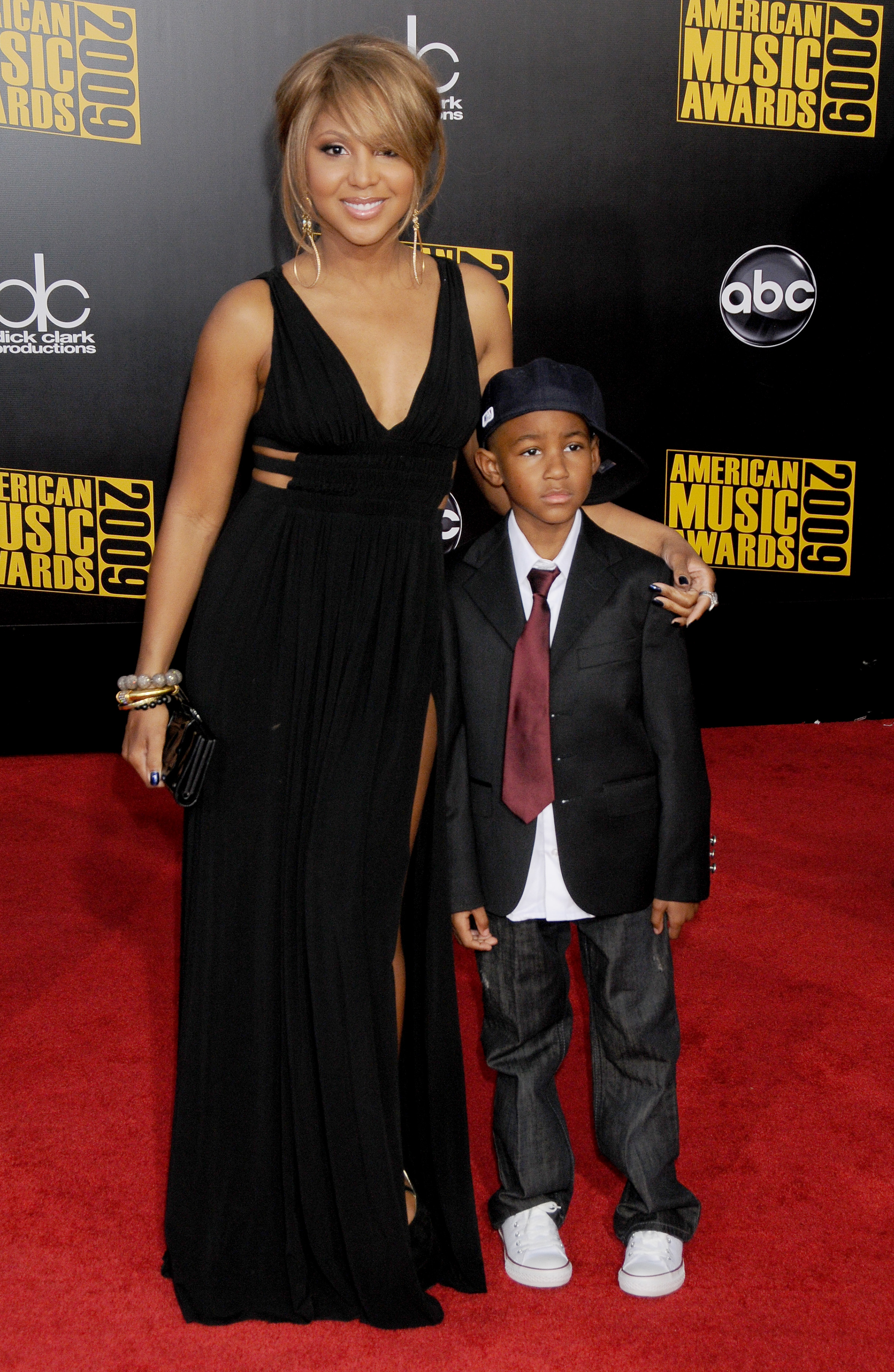 Toni Braxton et son fils Diezel arrivent aux American Music Awards le 22 novembre 2009 à Los Angeles, Californie | Source : Getty Images