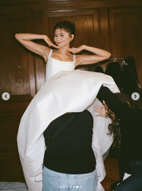C'est Law Roach, le styliste des stars, qui a révélé au grand public que le couple était déjà marié. Zendaya a pris la pose dans une robe de mariée en coulisses pendant le tournage du film \