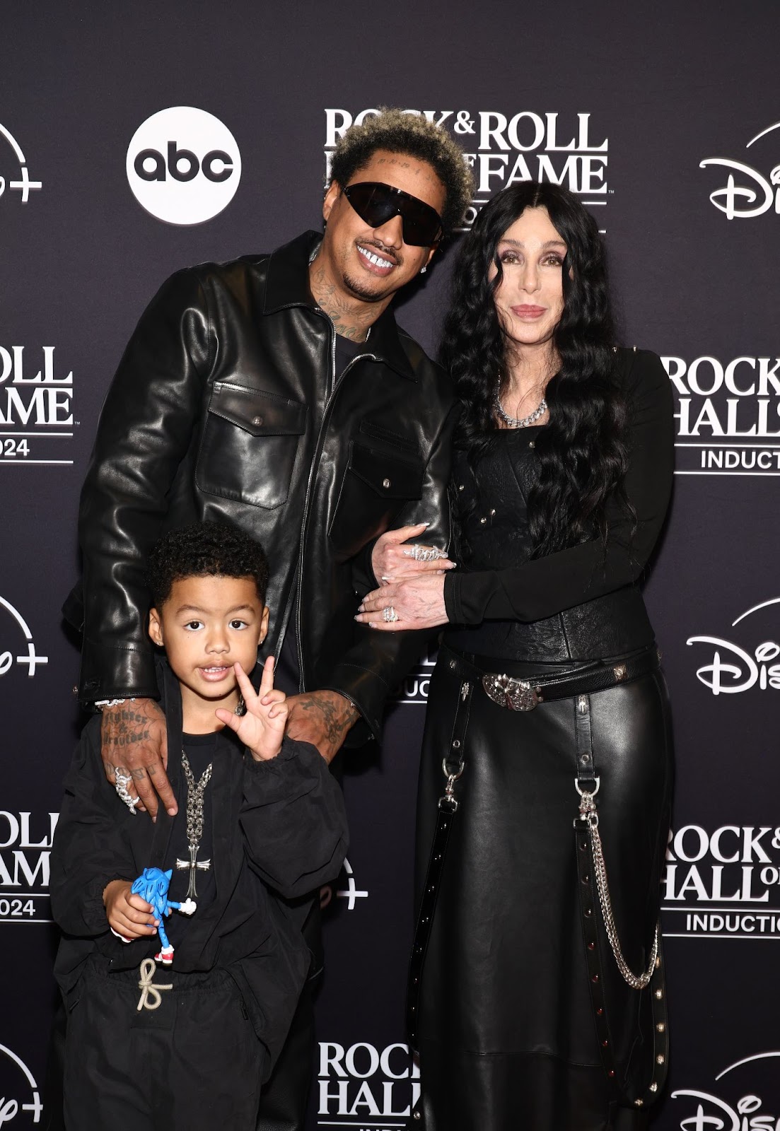 Slash Electric Alexander et Alexander "AE" Edwards avec Cher lors de la cérémonie d'intronisation au Rock &amp; Roll Hall of Fame 2024, le 19 octobre à Cleveland, dans l'Ohio. | Source : Getty Images