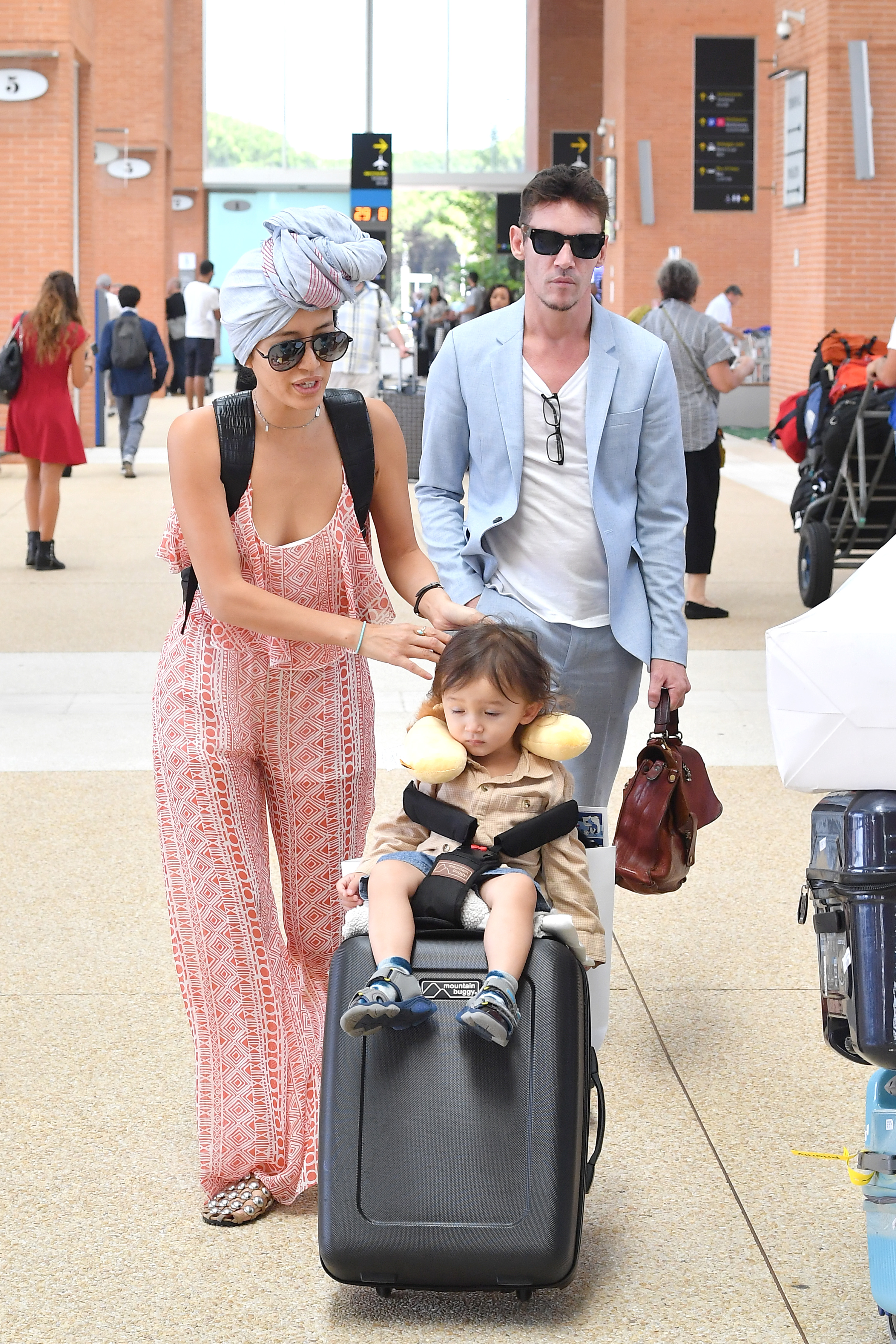 Mara Lane, Wolf et Jonathan Rhys Meyers photographiés à leur arrivée à l'aéroport de Venise le 29 août 2018, à Venise, en Italie. | Source : Getty Images