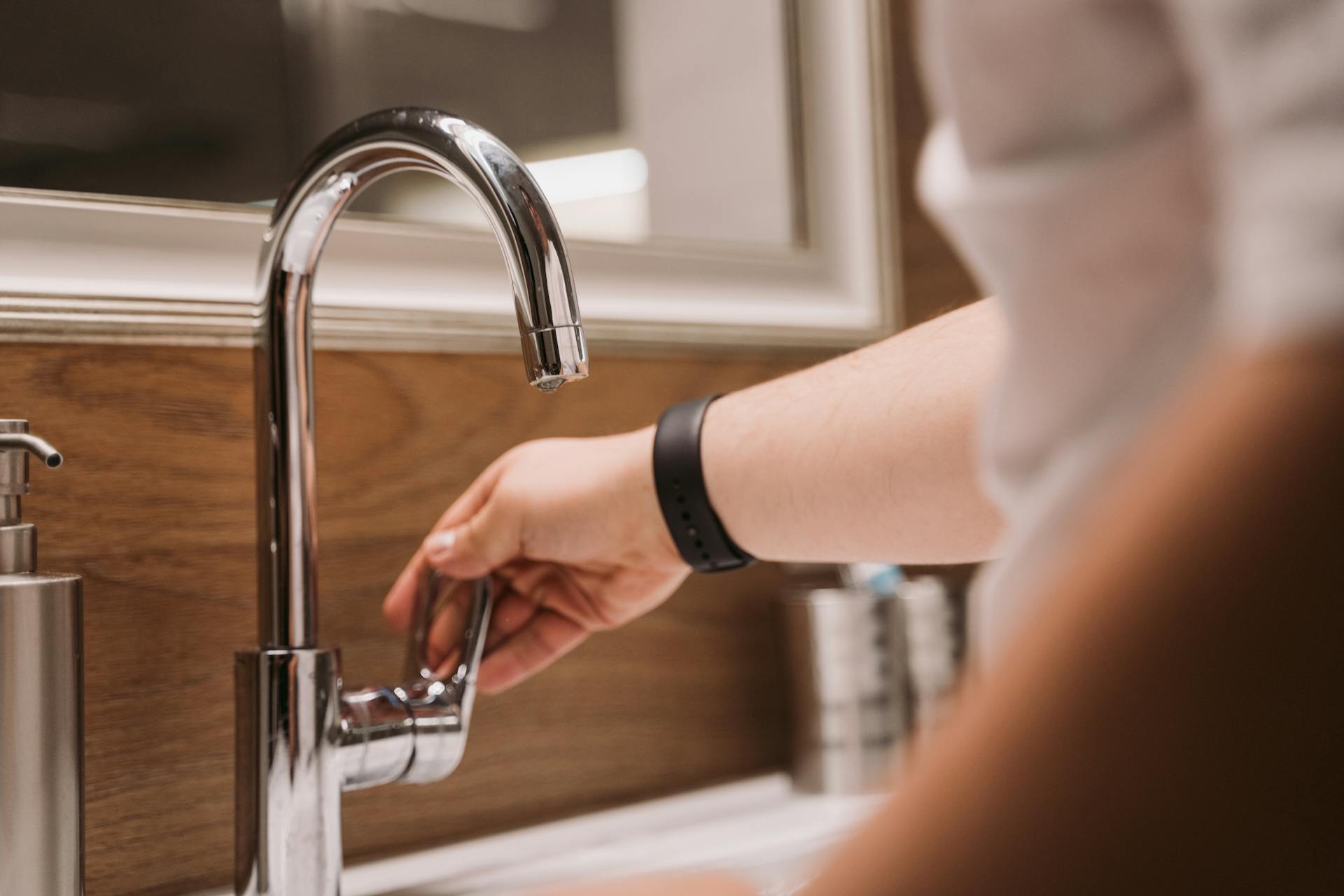 Gros plan d'une personne tenant une poignée de robinet | Source : Pexels