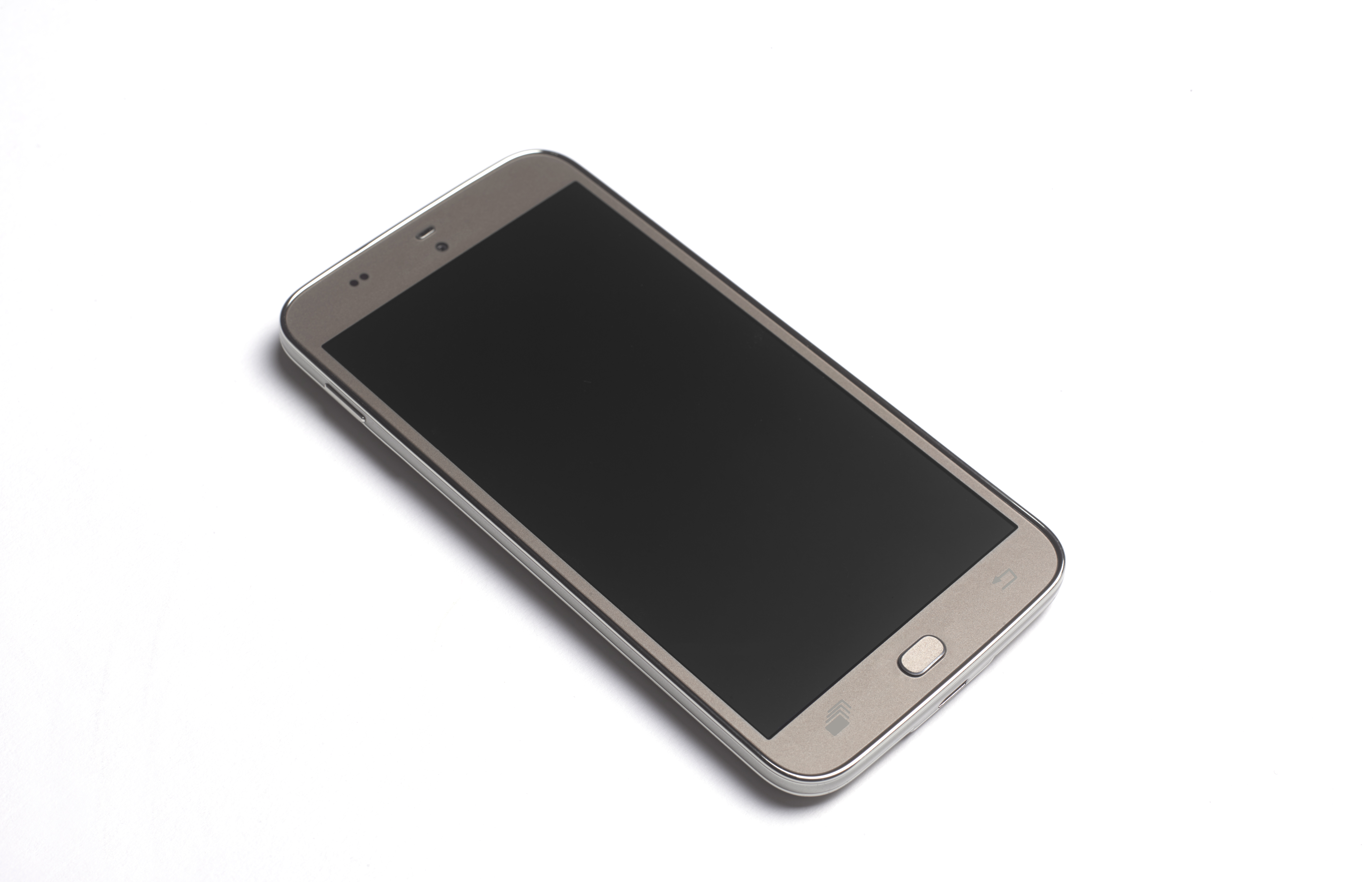 Un téléphone intelligent isolé sur une surface blanche | Source : Getty Images