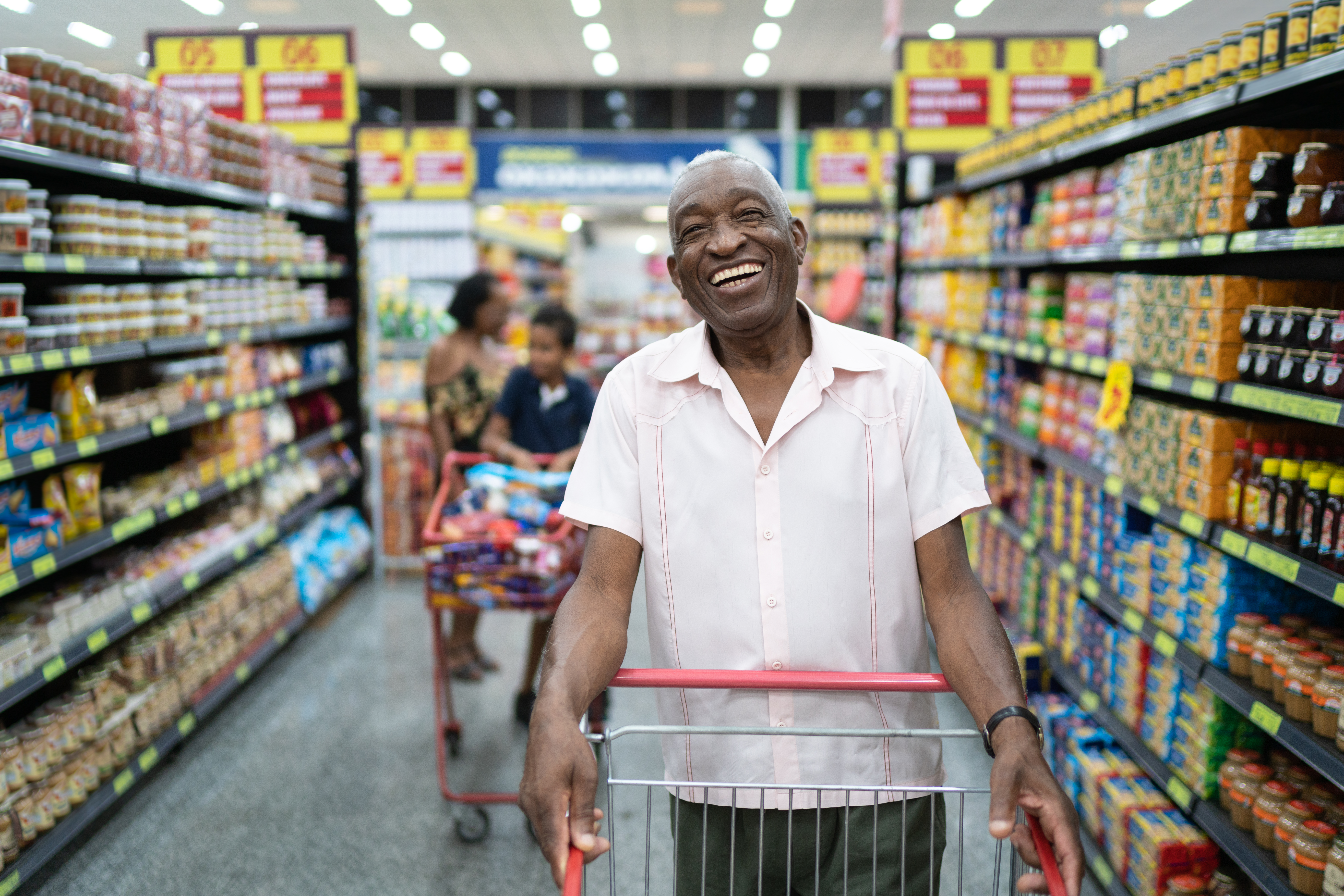 Afro senior au supermarché portrait | Source : Getty Images