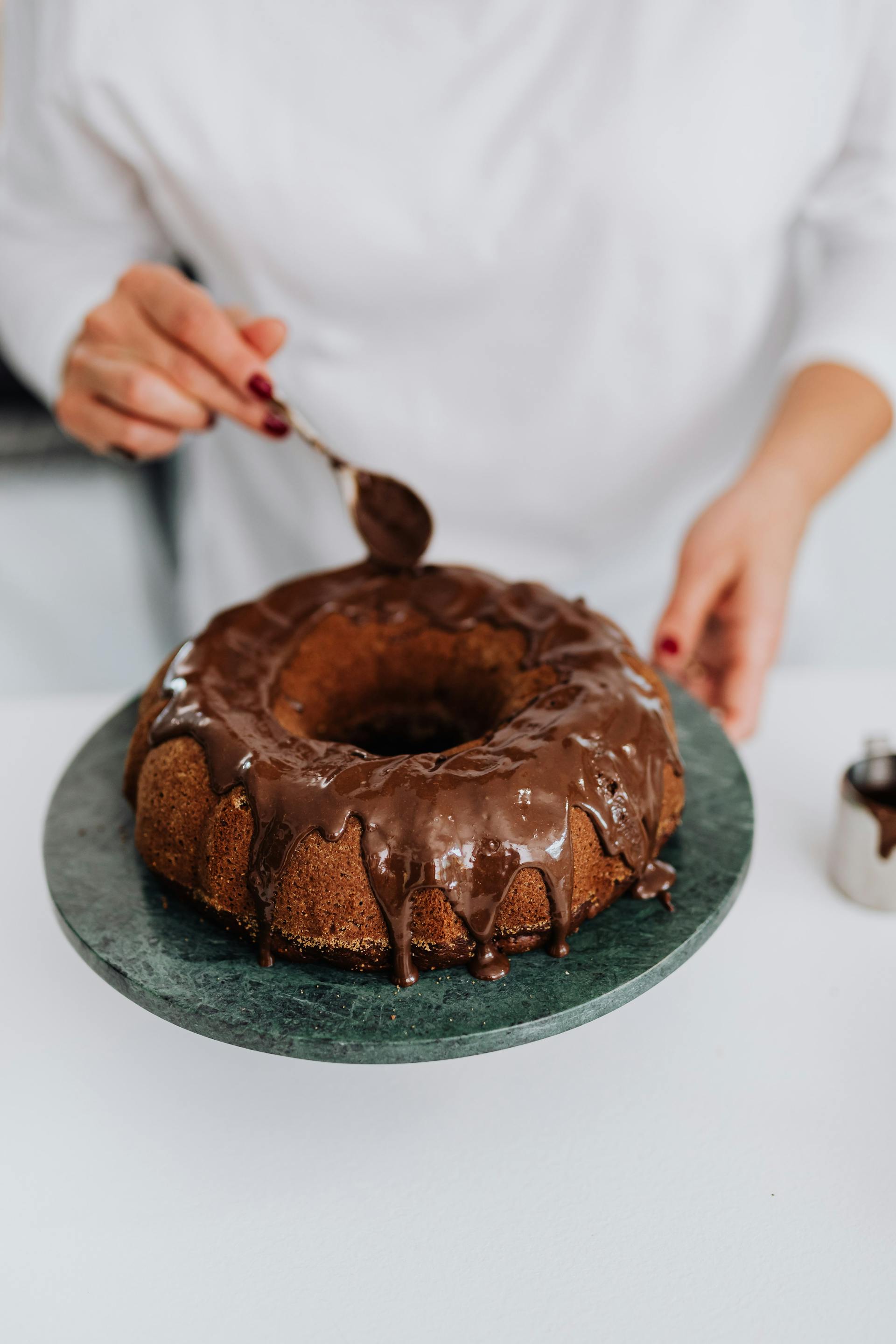 Une femme décorant un gâteau | Source : Pexels