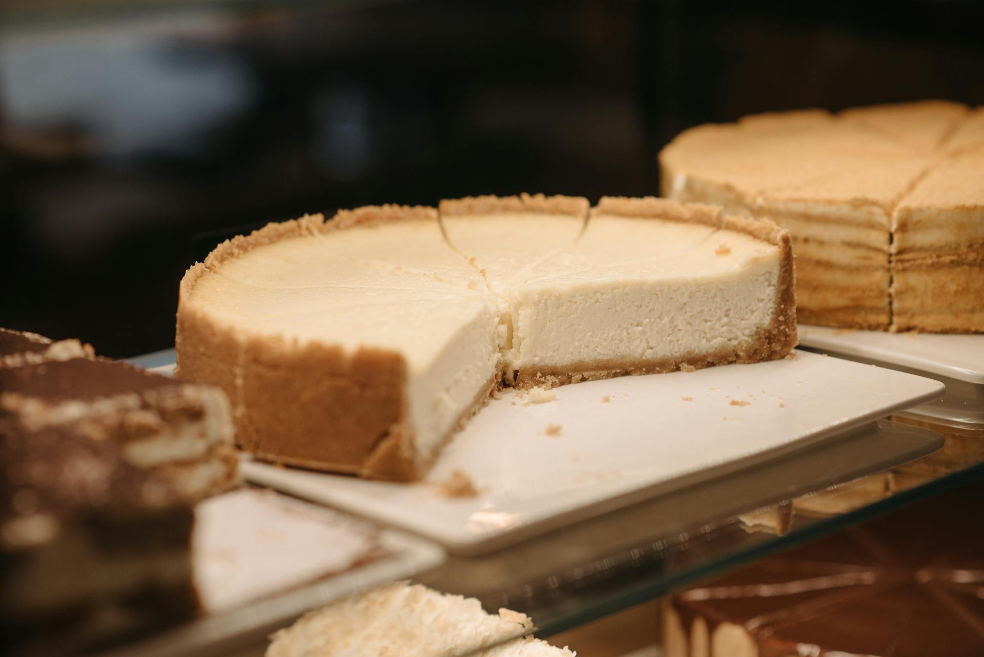 Gâteaux présentés sur une étagère en verre | Source : Pexels