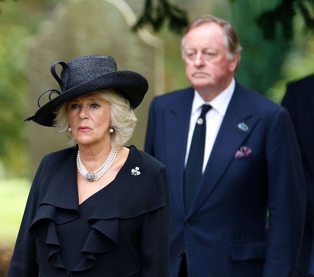Camilla, la duchesse de Cornouailles et Andrew Parker Bowles assistent aux funérailles de Deborah, la duchesse douairière du Devonshire. | Source : Getty Images