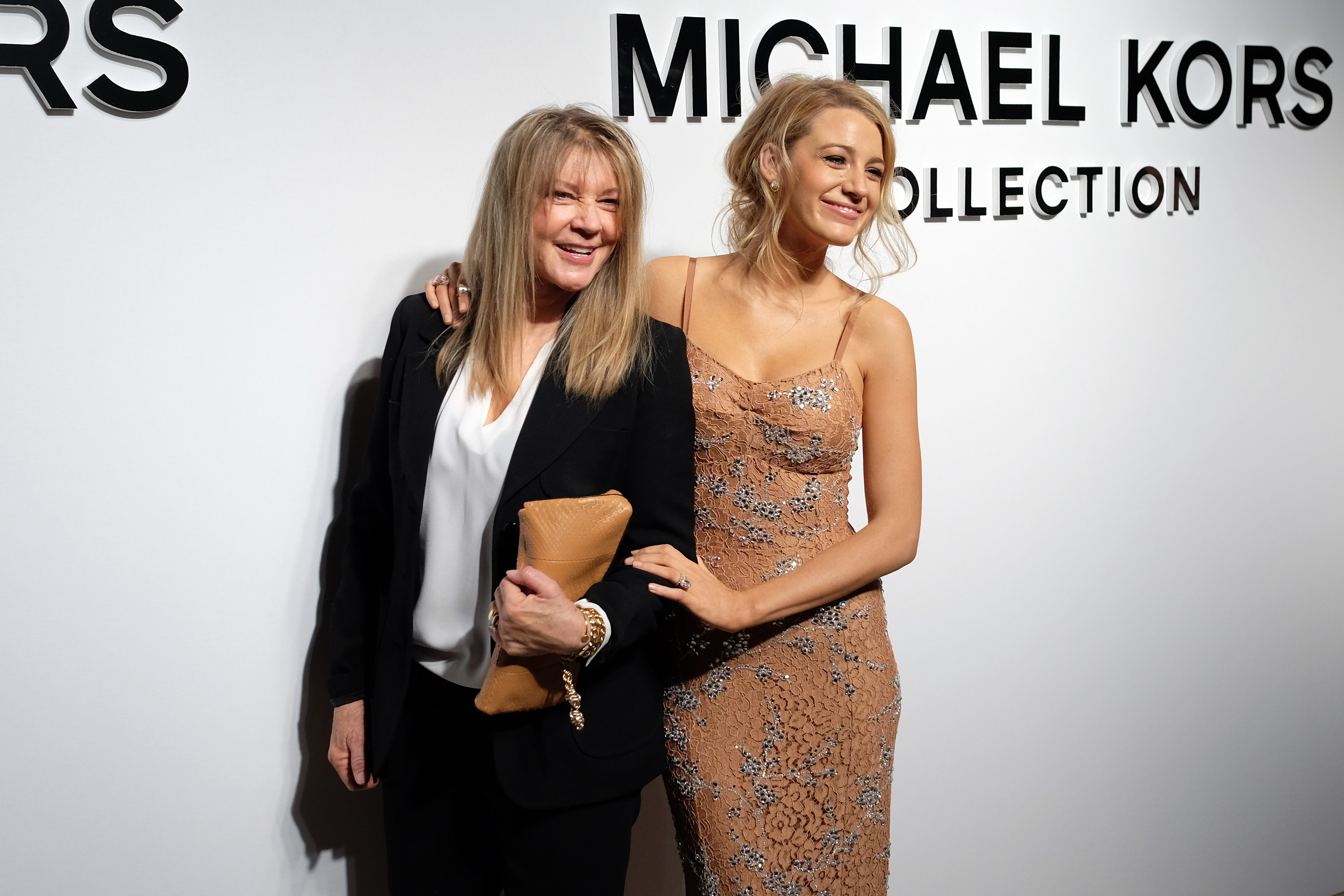 Elaine Lively et Blake Lively posent dans les coulisses du défilé d'automne de Michael Kors lors de la semaine de la mode de New York, le 17 février 2016. | Source : Getty images