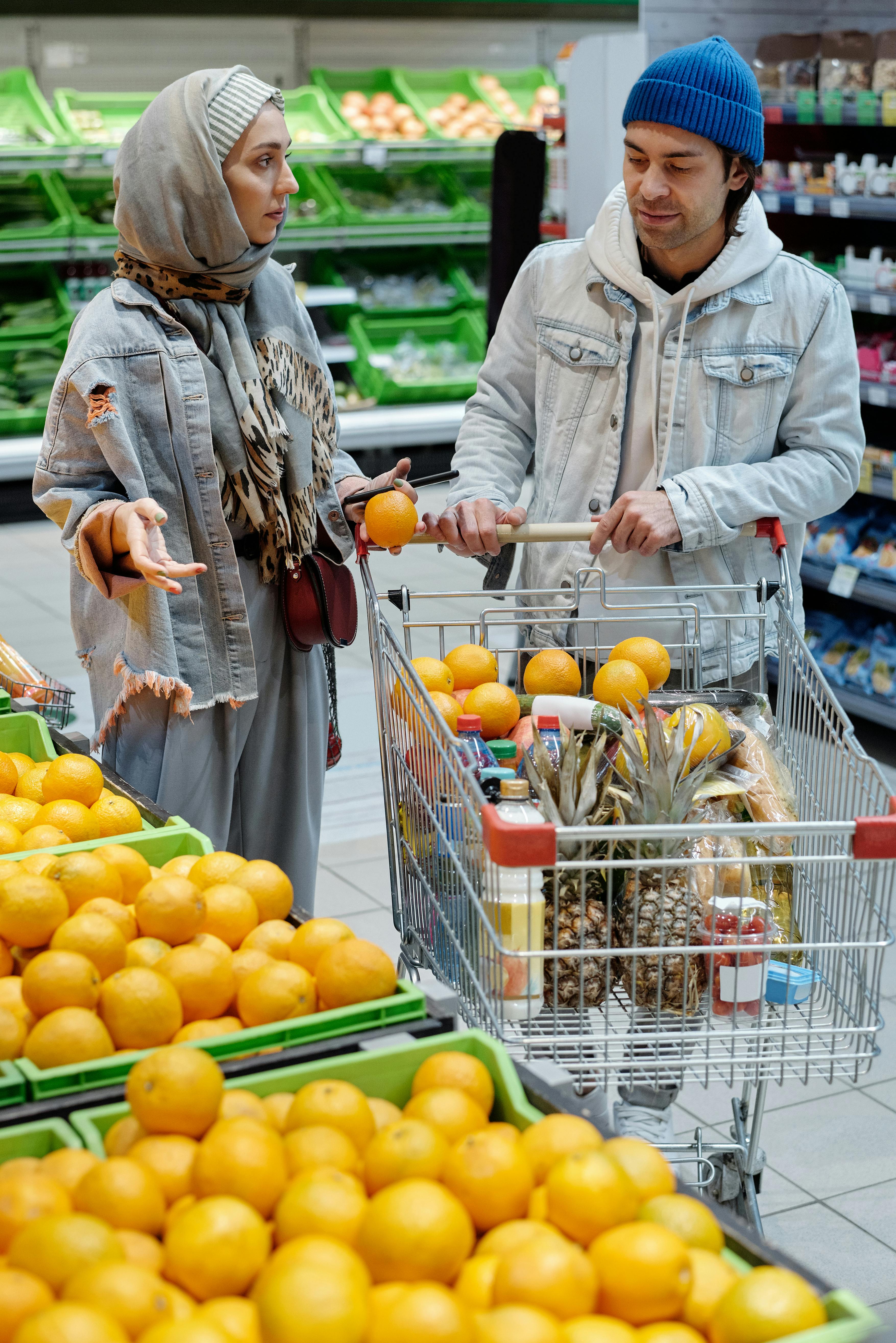 Une femme discutant avec un homme dans un supermarché | Source : Pexels