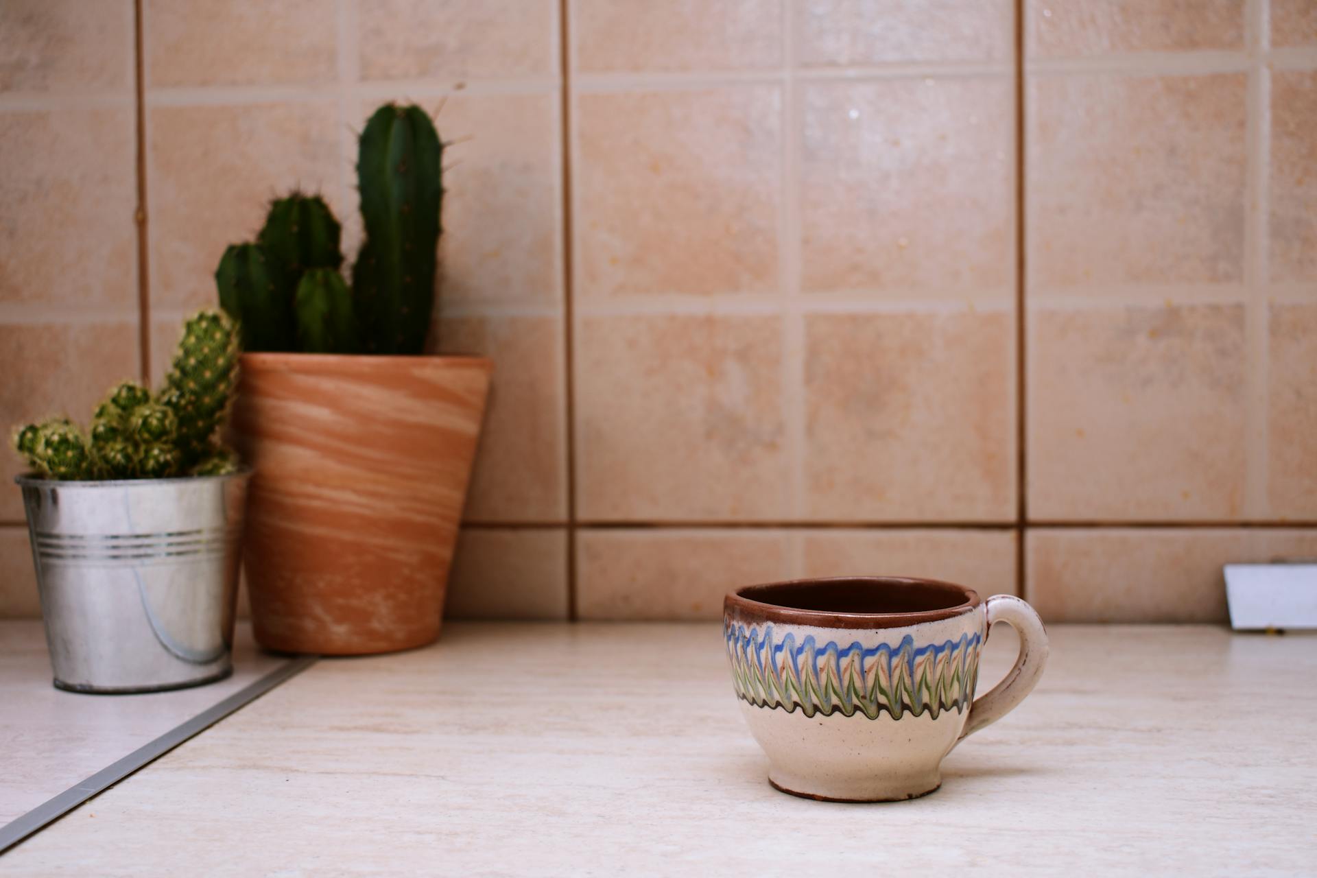 Une tasse sur un comptoir | Source : Pexels