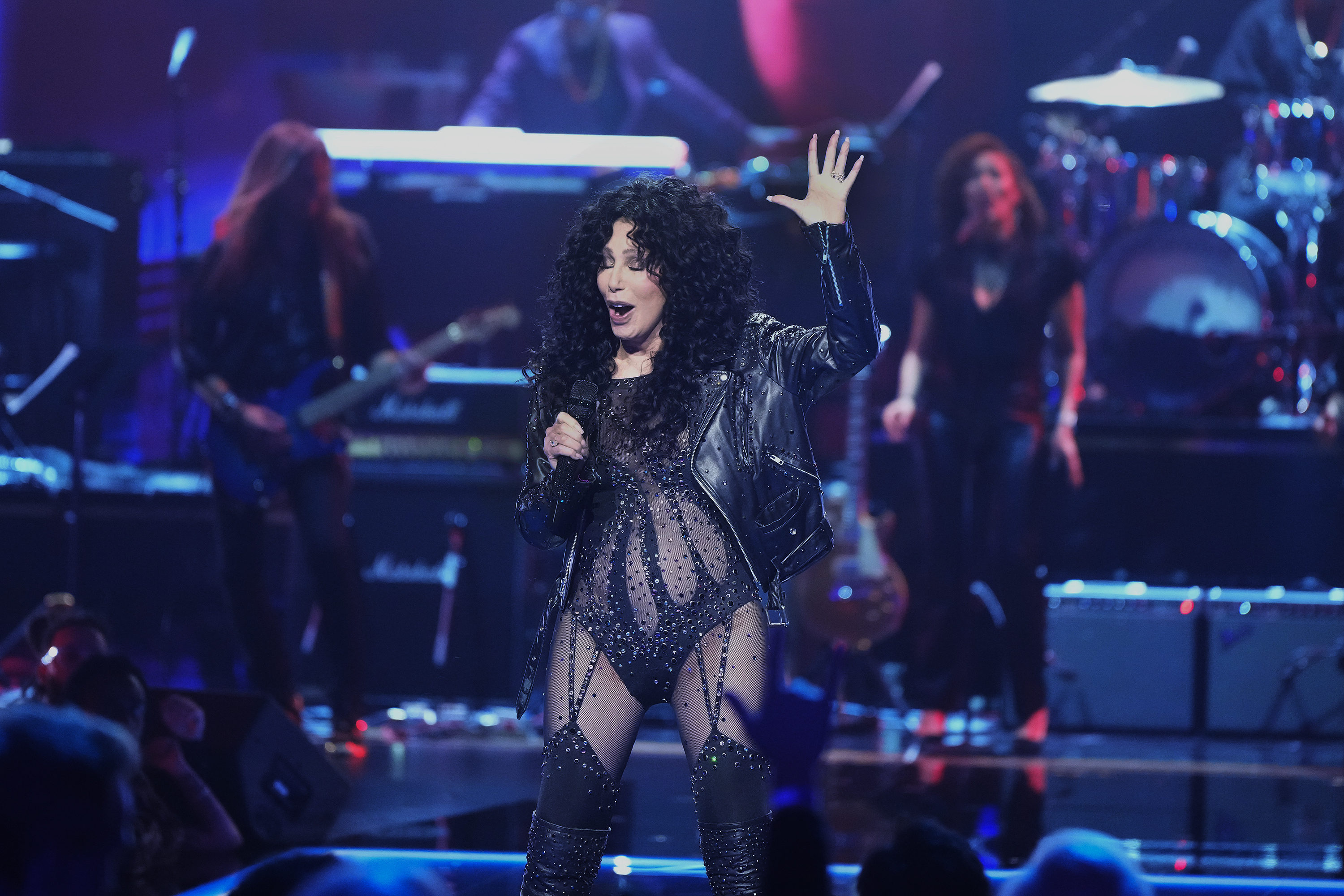 Cher se produit lors du "SNL50 : The Homecoming Concert" le 14 février 2025 | Source : Getty Images