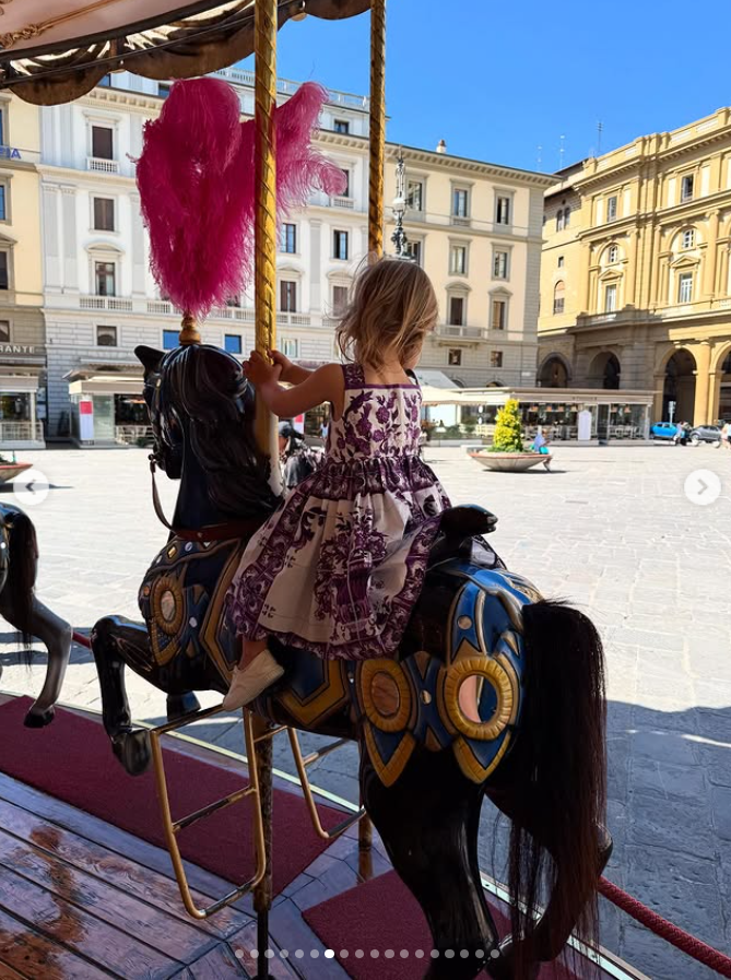 Athena, la fille de Kitty Spencer, montée sur un carrousel en Italie, extrait d'un post daté du 24 juillet 2025. | Source : Instagram/kitty.spencer