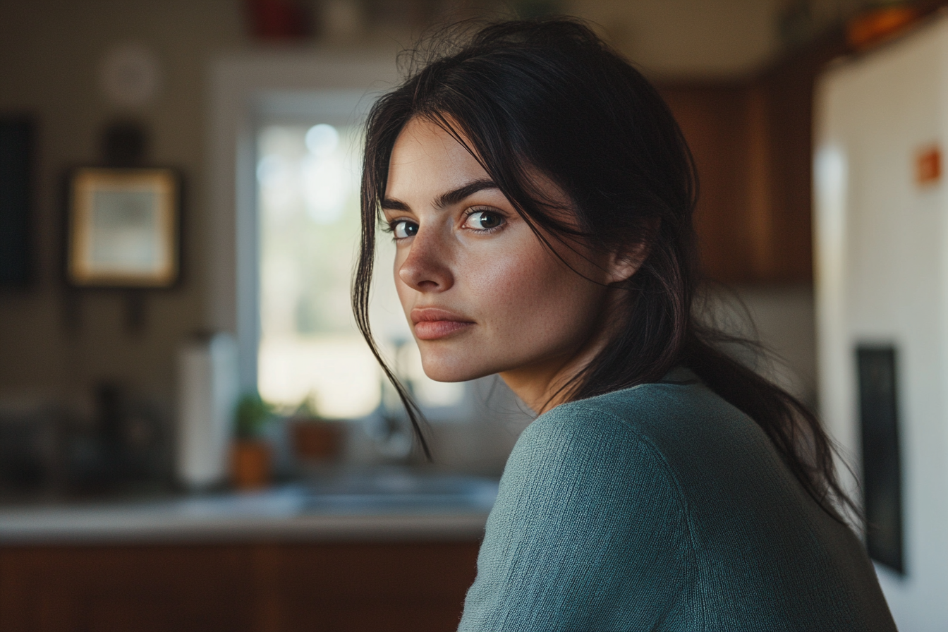 Une femme qui réfléchit | Source : Midjourney