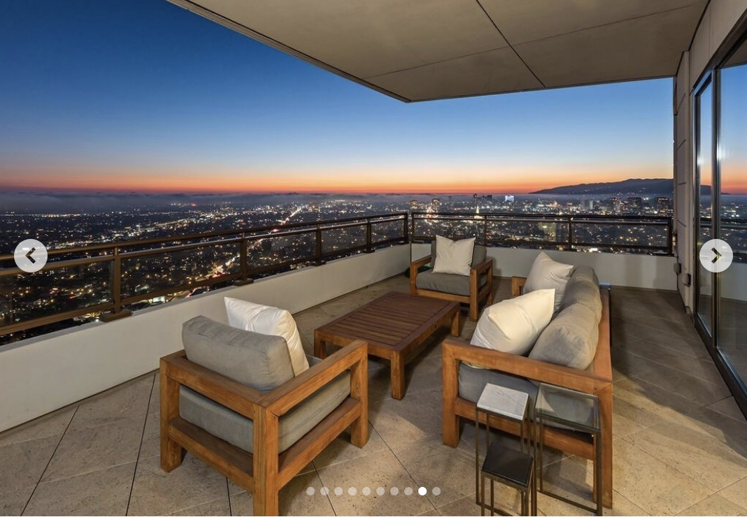 La vue depuis l'une des terrasses du penthouse de Rihanna au Century à Century City, publiée en mars 2024 | Source : instagram/robbreportrealestate.