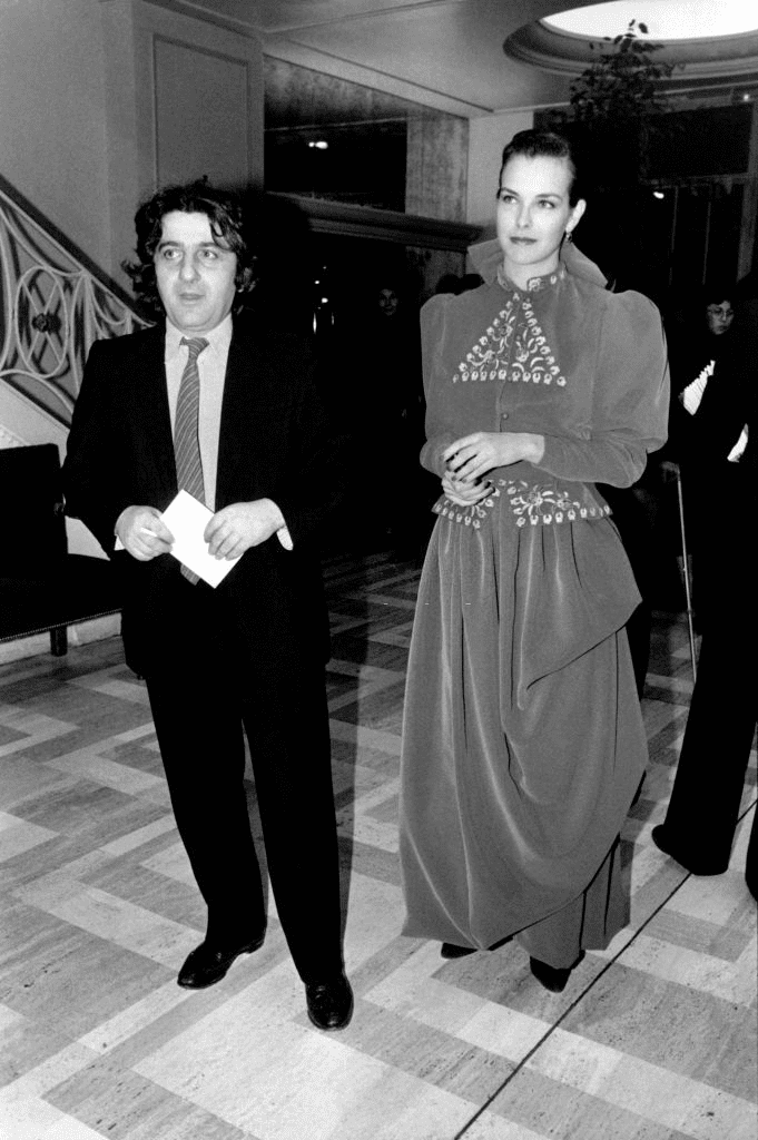 PARIS, FRANCE - 26 JANVIER: L'actrice Carole Bouquet et son compagnon Jean-Pierre Rassam assistent à la Générale de Thierry Le Luron au Théâtre Marigny, le 26 janvier 1983, Paris, France. | Photo : Getty Images