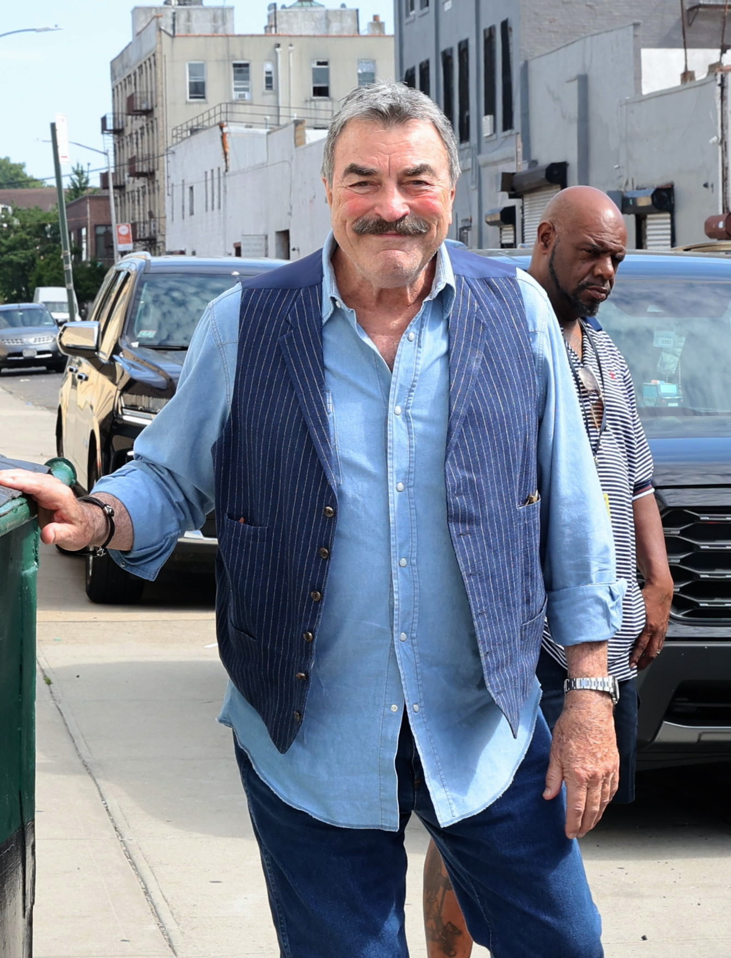 Tom Selleck repéré sur le plateau de "Blue Bloods" à New York le 20 juin 2024 | Source : Getty Images