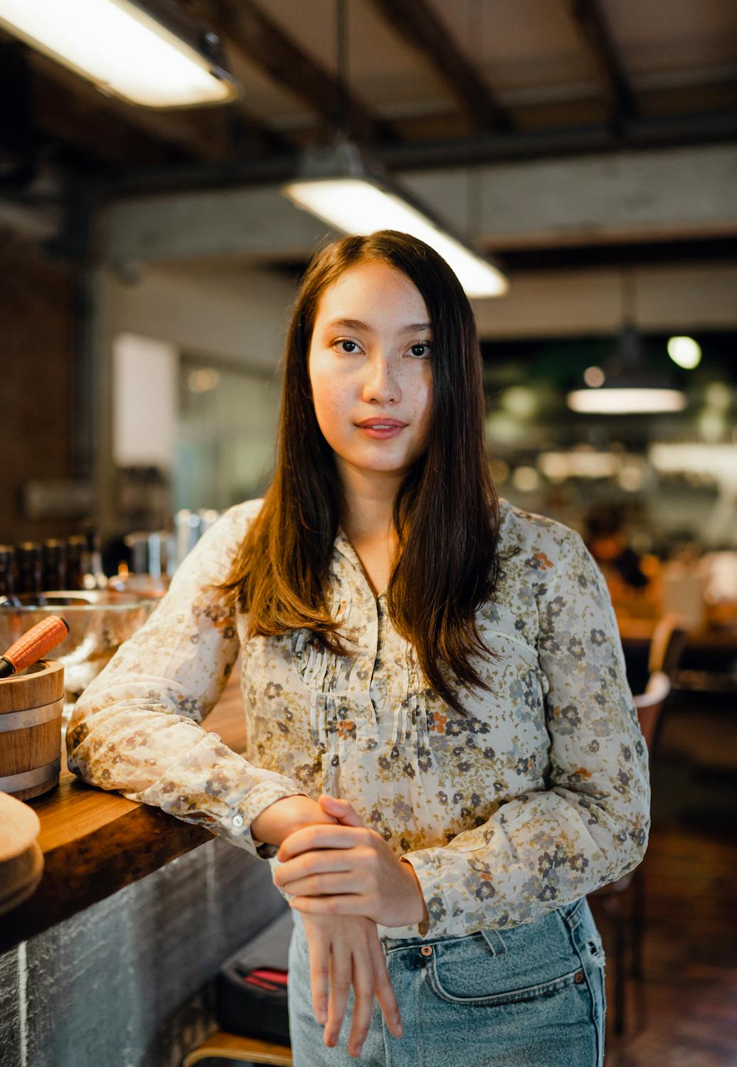 Une femme dans un café | Source : Pexels