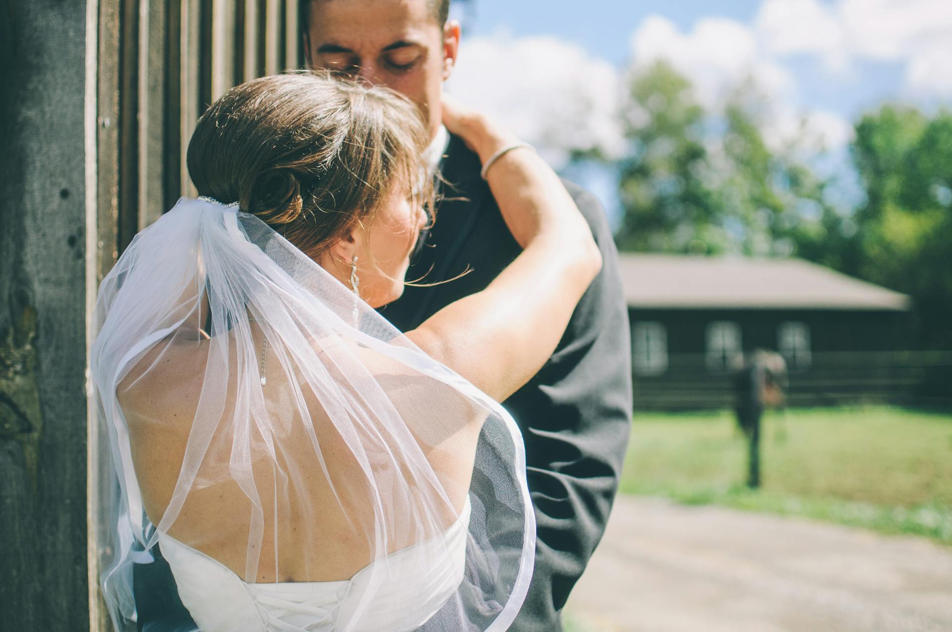 Un couple posant pour des photos de mariage | Source : Pexels