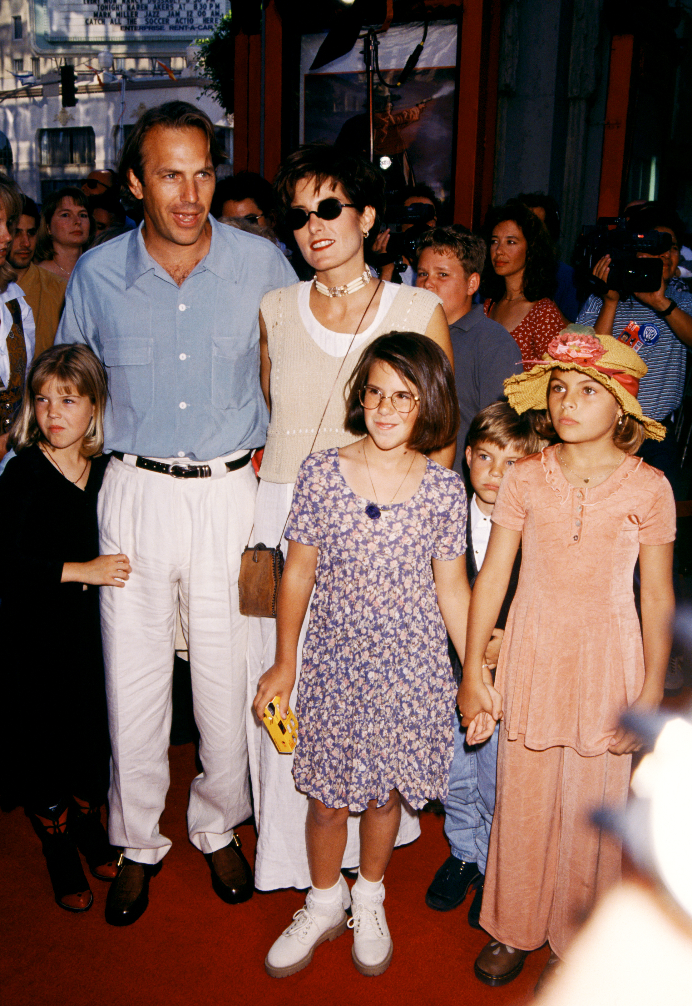 Kevin Costner avec son ex-femme et ses enfants Cindy Costner, Annie, Lily et Joe le 18 juin 1994 au Mann's Chinese Theater à Hollywood, Californie. | Source : Getty Images