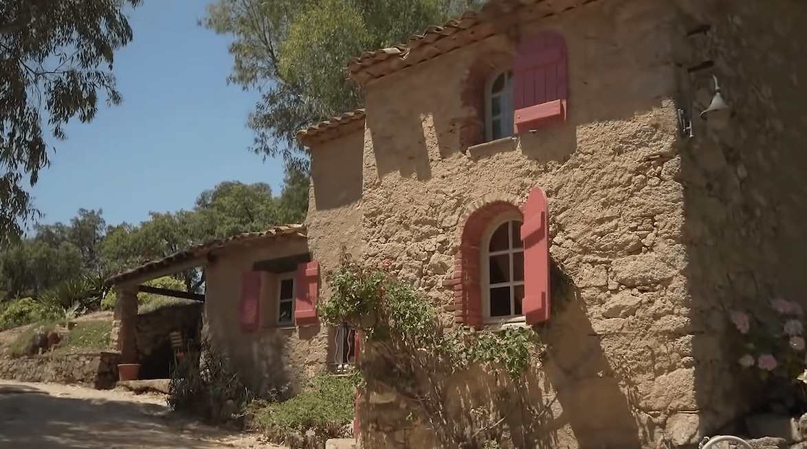 L'une des maisons de la propriété de Johnny Depp en France | Source : Youtube.com/Les plus riches