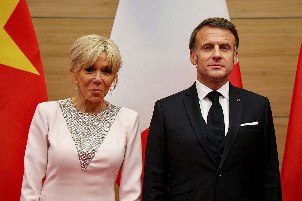Le président français Emmanuel Macron pose avec son épouse Brigitte Macron lors d'un dîner d'État avec le président vietnamien Luong Cuong au Centre de convention international de Hanoï, le 26 mai 2025. (Photo by Ludovic MARIN / AFP) (Photo by LUDOVIC MARIN/AFP via Getty Images)