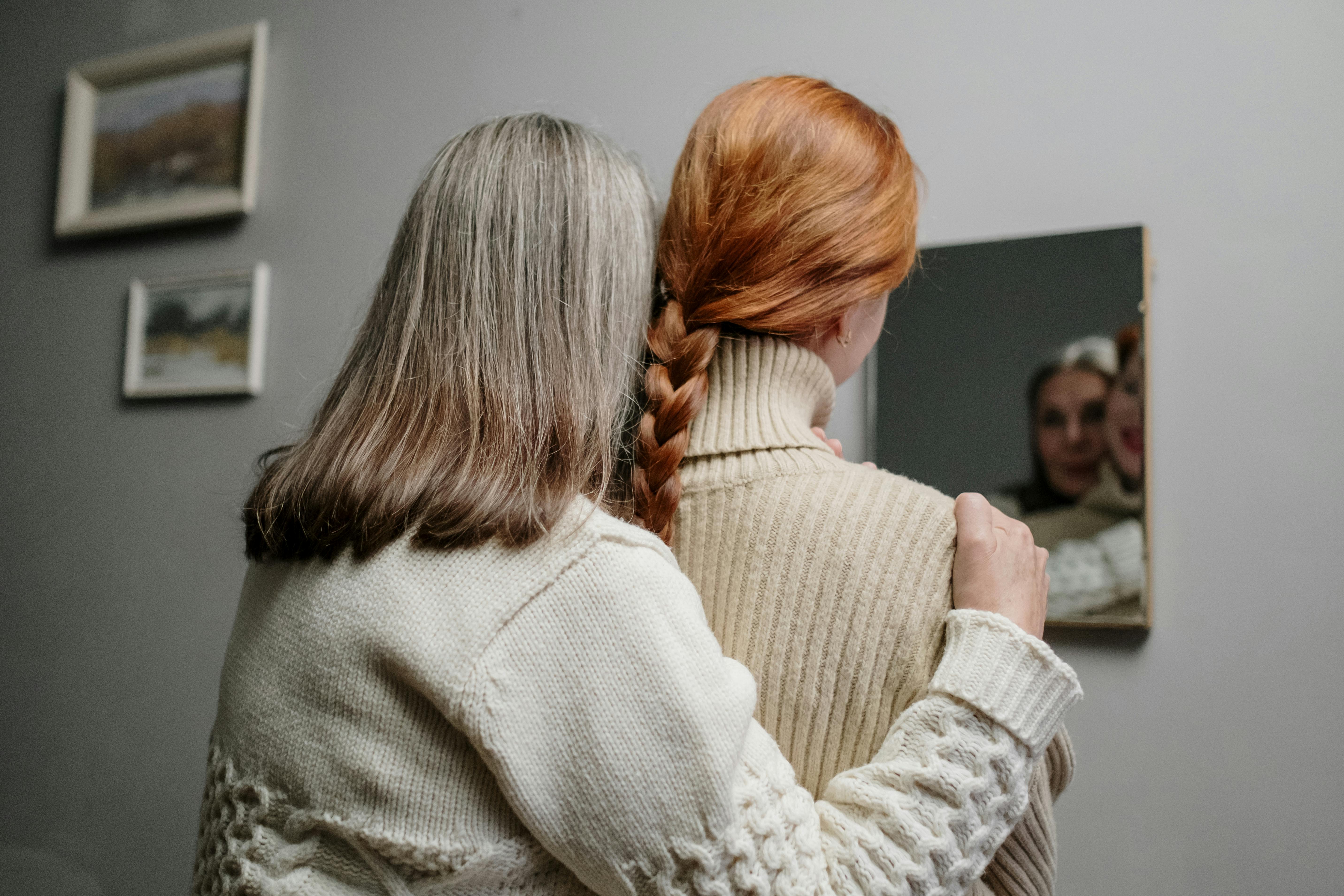 Une jeune femme et une femme âgée se regardant dans le miroir | Source : Pexels