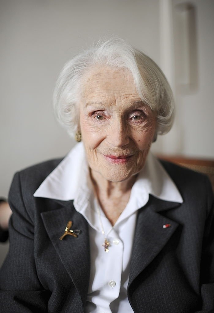 PARIS, FRANCE - 03 MARS : Gisèle Casadesus, la plus vieille actrice française à l'âge de 100 ans, est photographiée chez elle pour Paris Match le 3 mars 2014 à Paris, France. | Photo : Getty Images