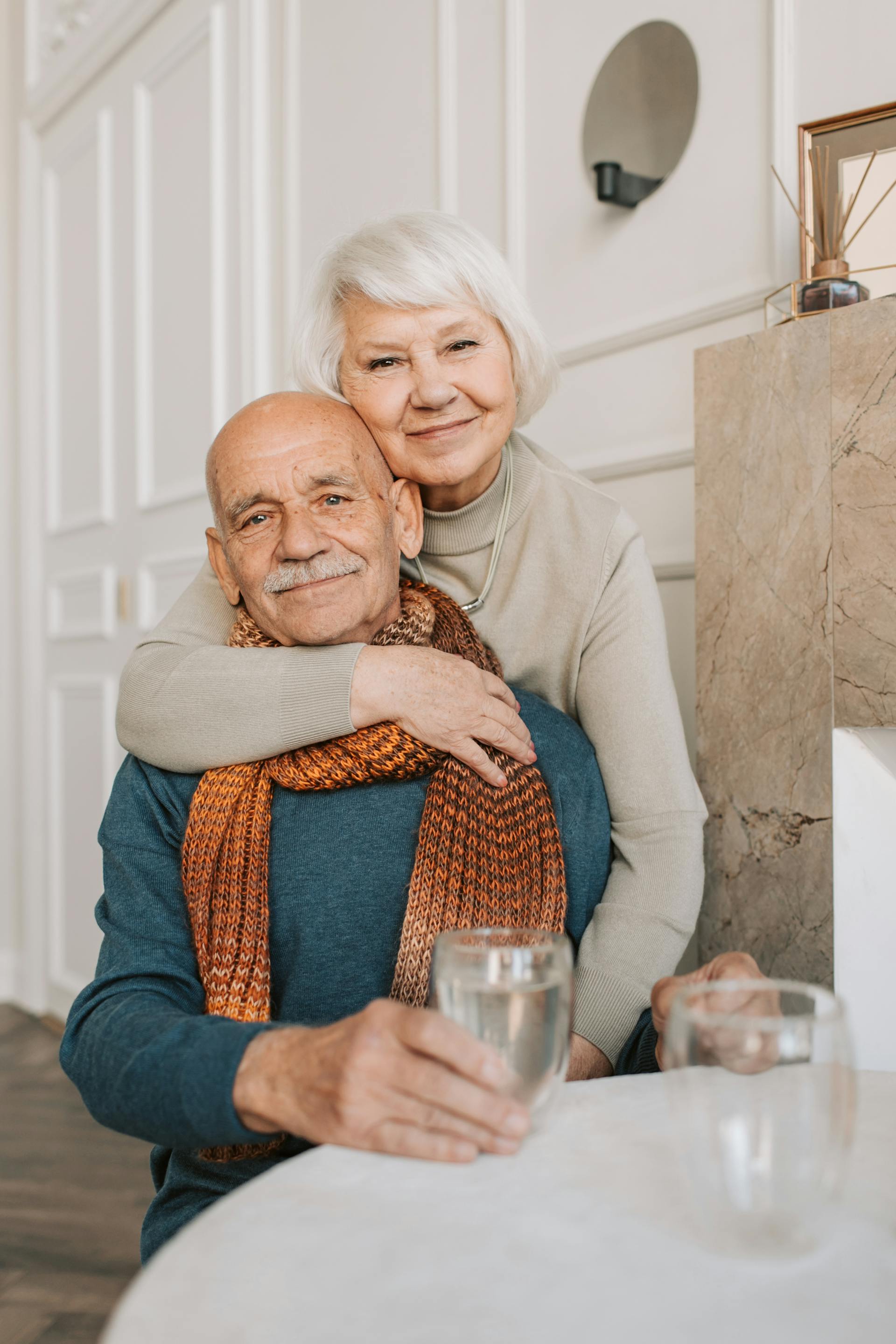 Un vieux couple souriant | Source : Pexels