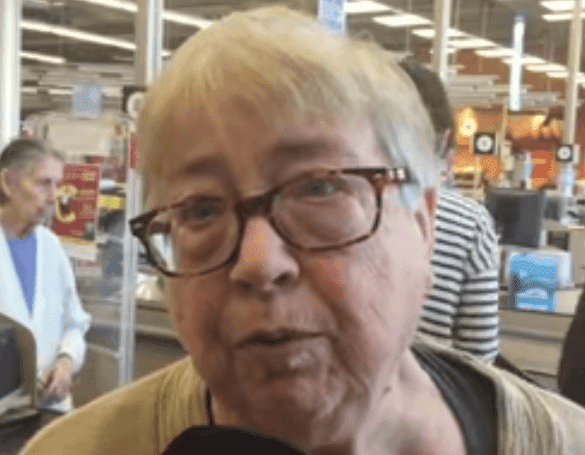 Marie-Josée interviewée au supermarché. | Photo: Facebook Watch