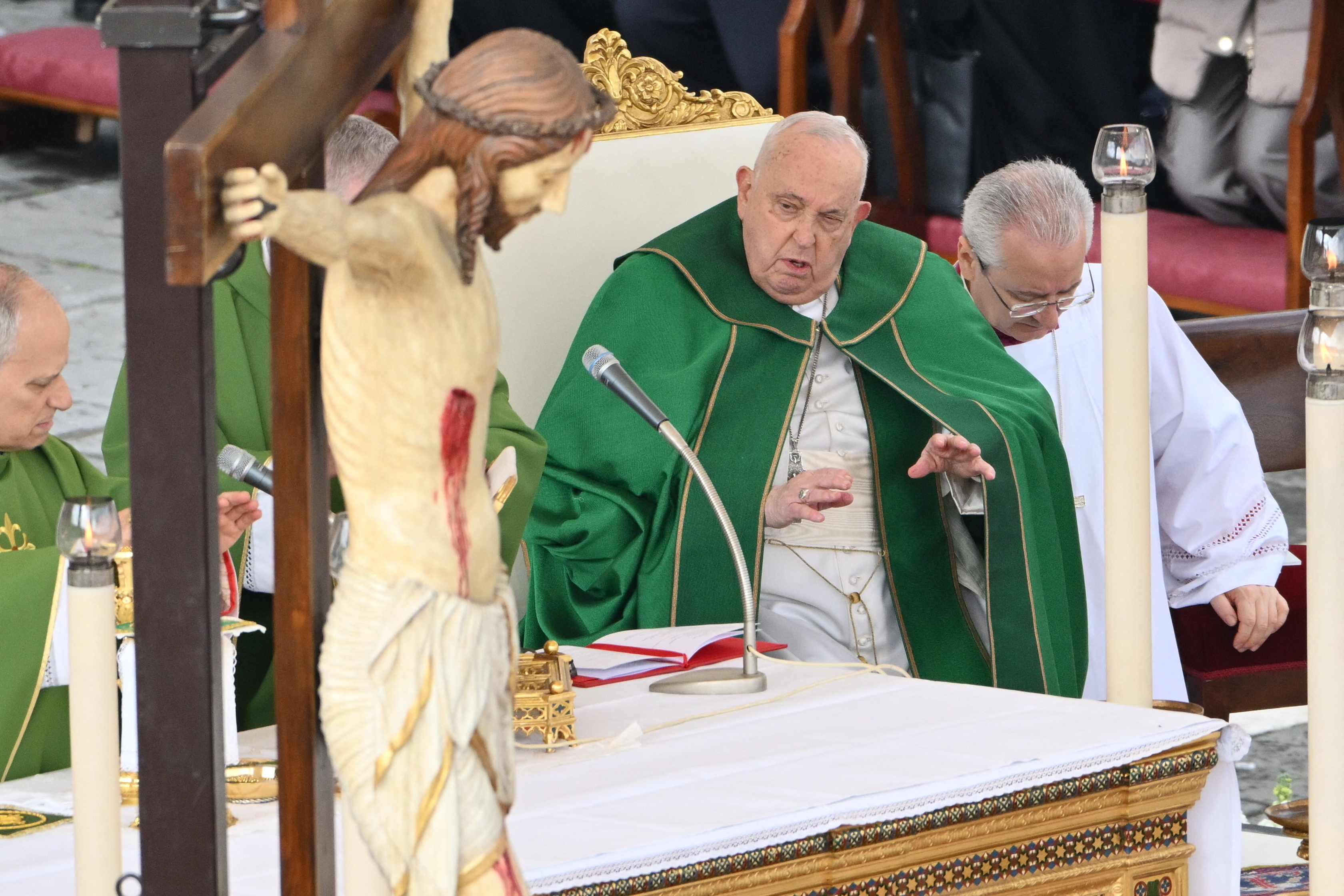 Le pape François célébrant la messe pour le jubilé des forces armées sur la place Saint-Pierre dans la Cité du Vatican, le 9 février 2025. | Source : Getty Images